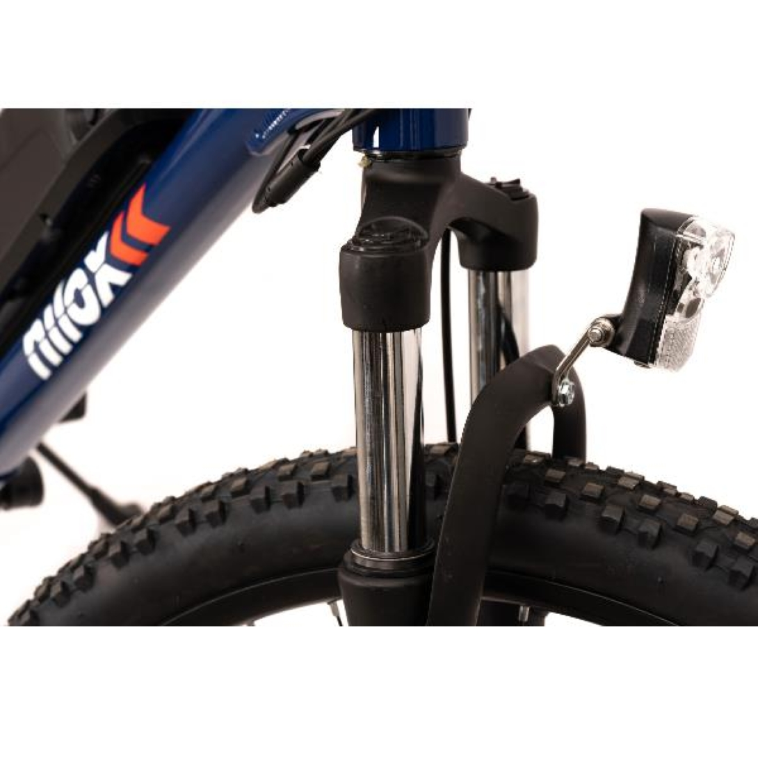 Zbliżenie koła roweru z przednim zawieszeniem, z niebieską ramą.