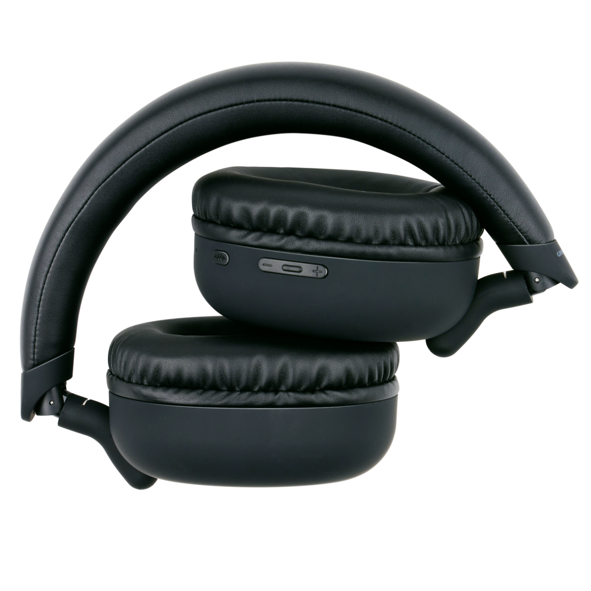 Zwarte Grundig-hoofdtelefoon, opgevouwen. De oorschelpen zijn naar binnen gevouwen, waardoor de bedieningsknoppen zichtbaar zijn.