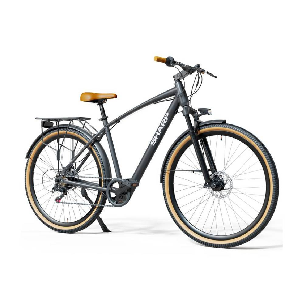 Czarny rower Sharp na białym tle. Ma brązowe siodełko i opony. Z tyłu bagażnik.