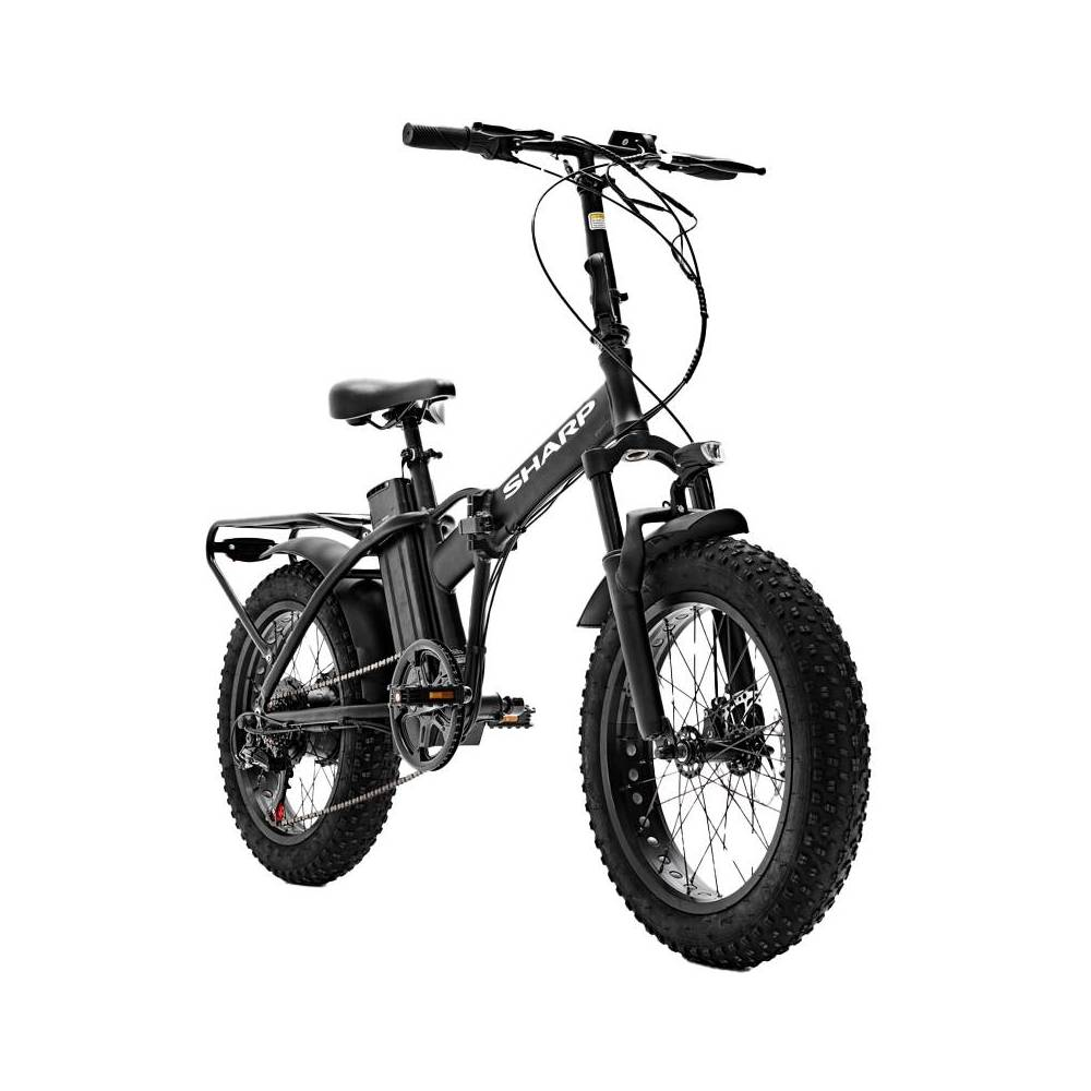 Bicicletta elettrica Sharp nera su sfondo bianco. Ha pneumatici larghi e un portapacchi posteriore.