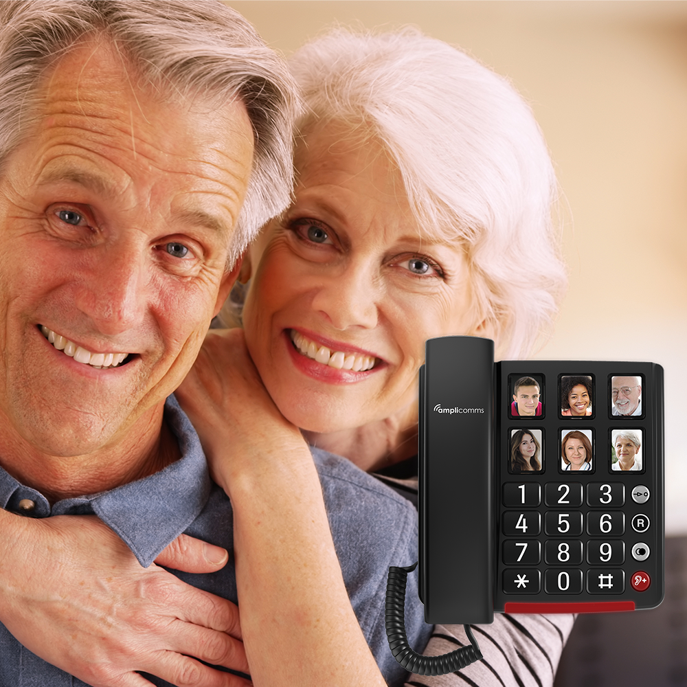 Un couple de personnes âgées, souriant, avec un téléphone à gros boutons. Le téléphone a des photos.