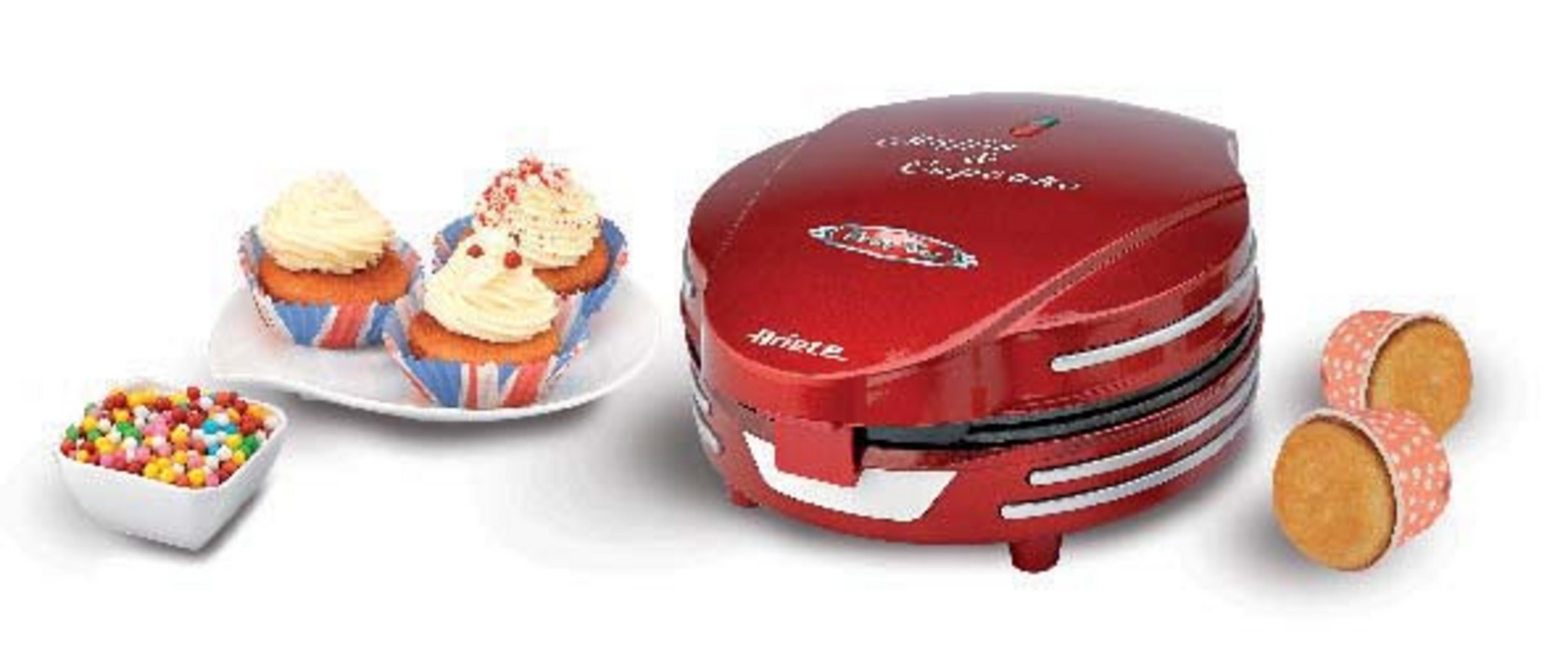 Macchina per cupcake rossa con cupcake e zuccherini. Cupcake visibili con glassa e zuccherini colorati.