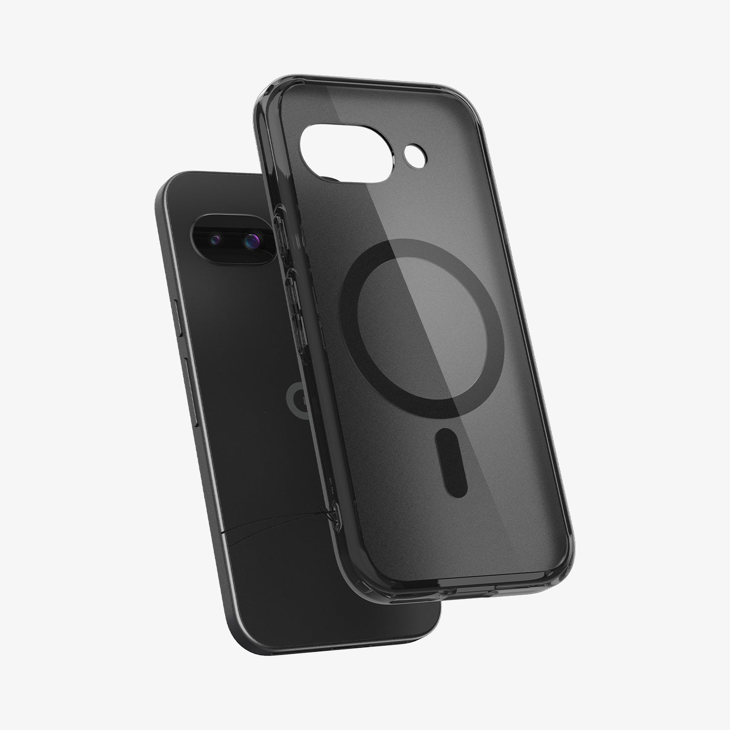 Telefoon en hoesje. De telefoon is zwart, met een doorzichtig hoesje en een witte cirkel. De achtergrond is wit.