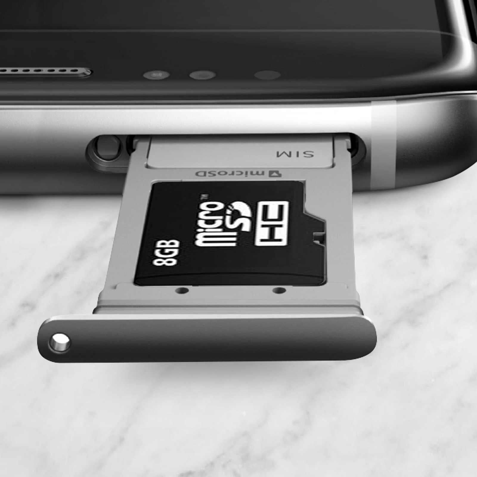 Nahaufnahme des SIM-Karten-Slots eines Telefons mit eingelegter Micro-SD-Karte, zeigt 8GB-Aufdruck.