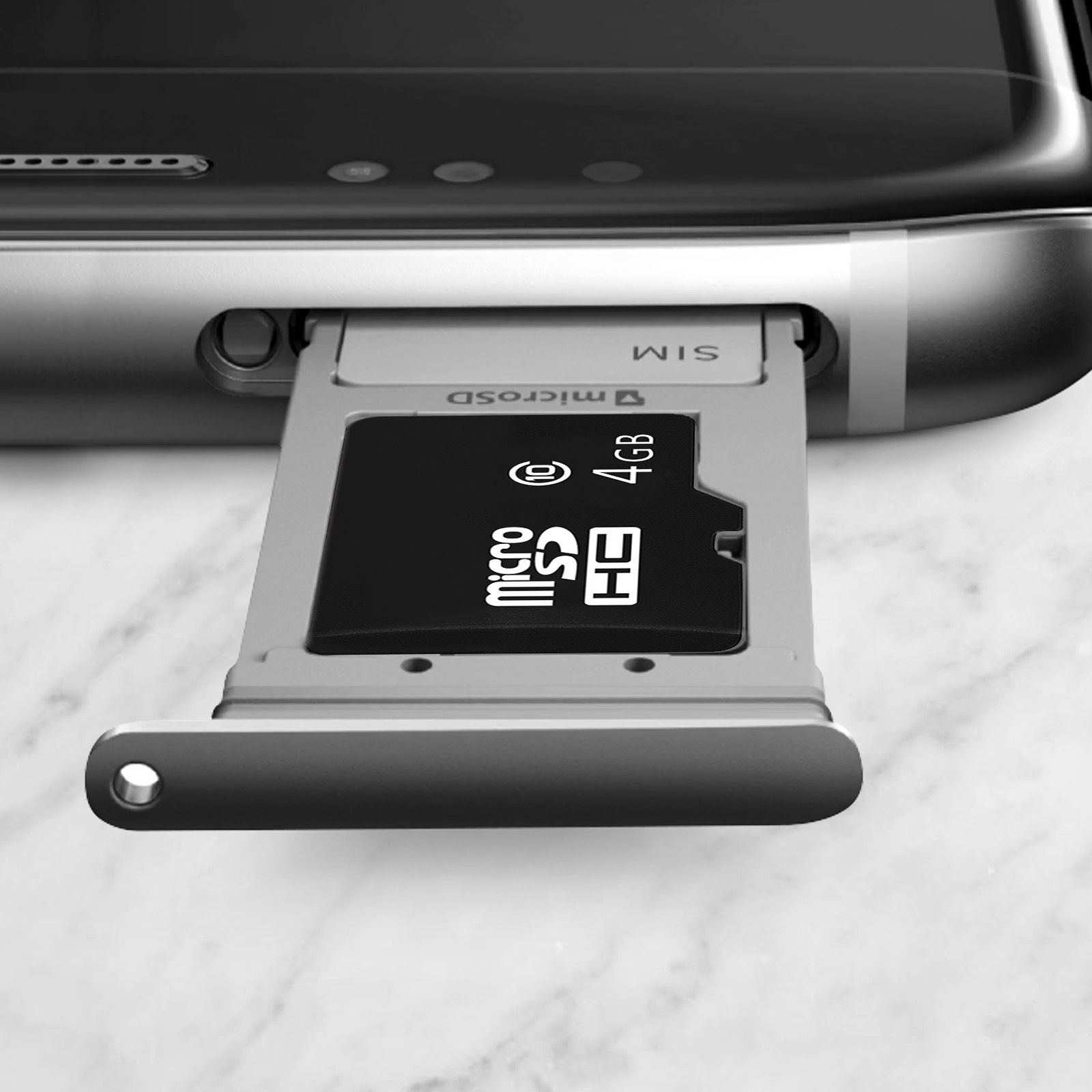 Eine schwarze 4 GB MicroSD-Karte wird in einem Telefonfach mit SIM-Steckplatz vor einer marmorierten Oberfläche gezeigt.