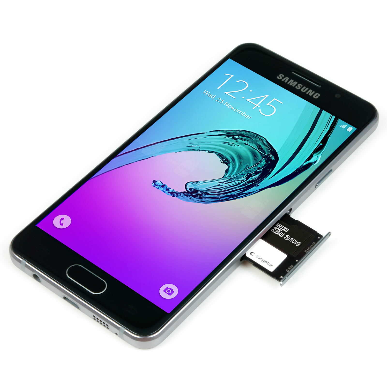 Schwarzes Samsung-Handy mit geöffnetem SIM-Fach, das Uhrzeit und Apps auf dem Bildschirm zeigt.