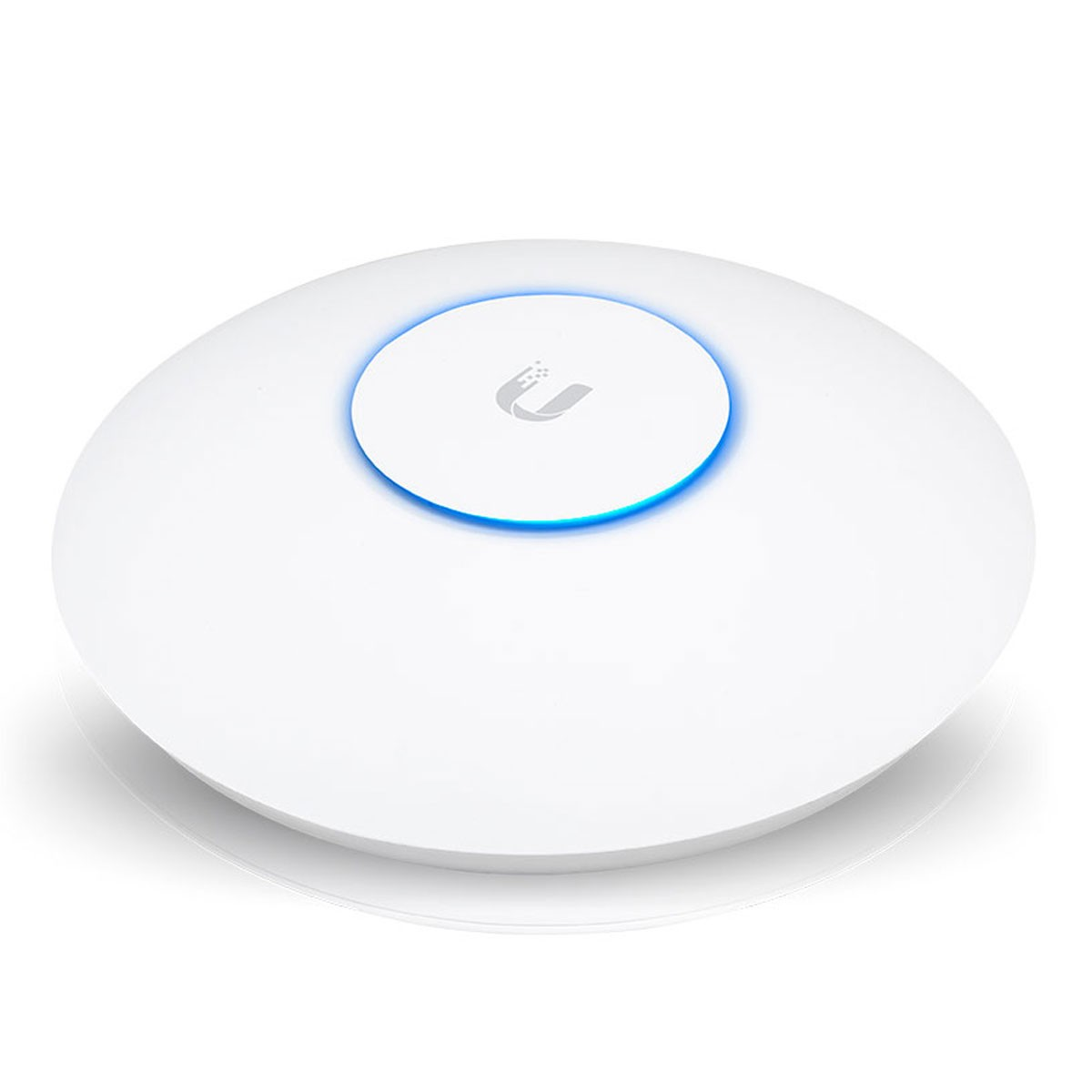 Biały, okrągły punkt dostępowy WiFi montowany na suficie z niebieskim pierścieniem świetlnym.