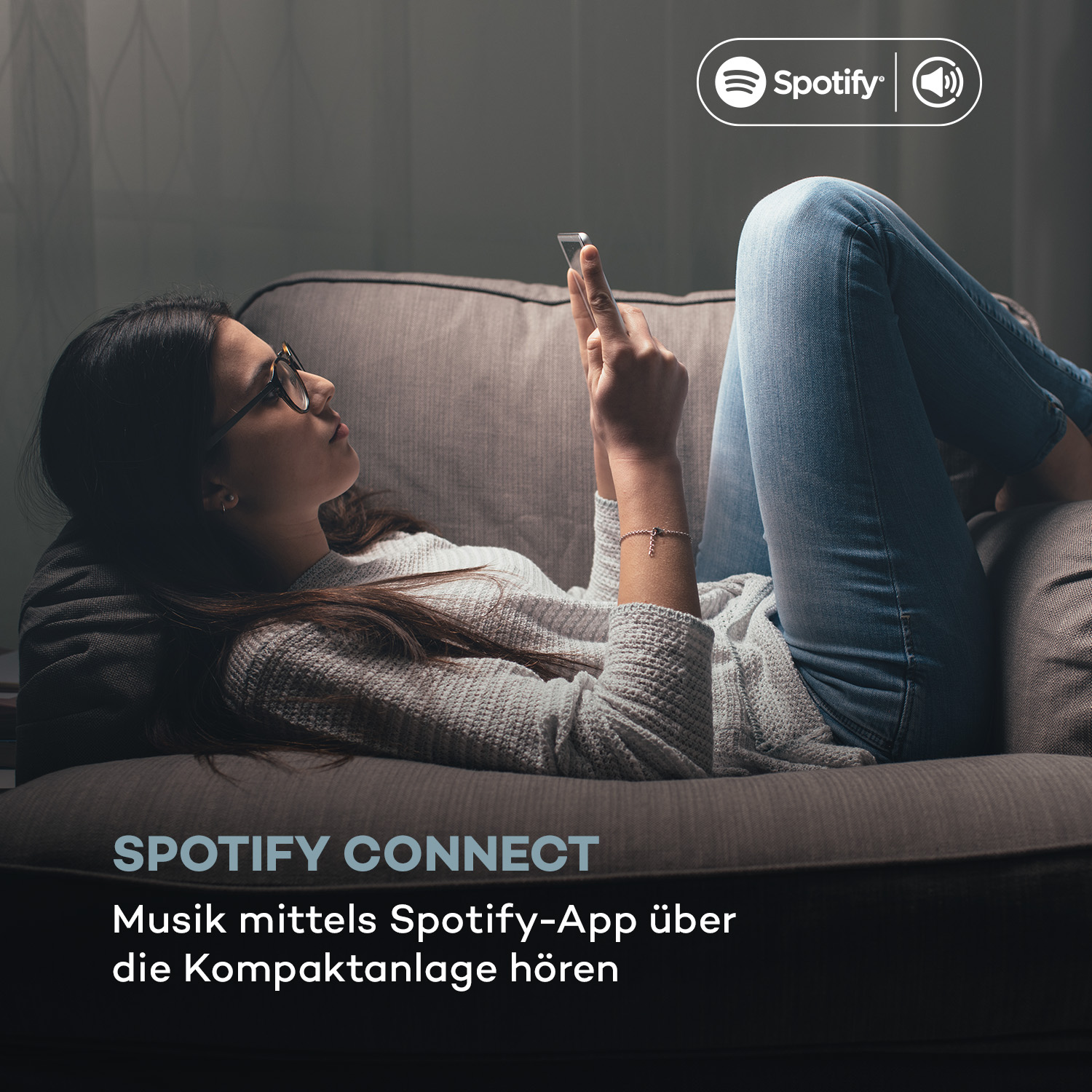 Eine Frau liegt auf einem Sofa und benutzt ein Smartphone. Der Text überlagert "Spotify Connect".