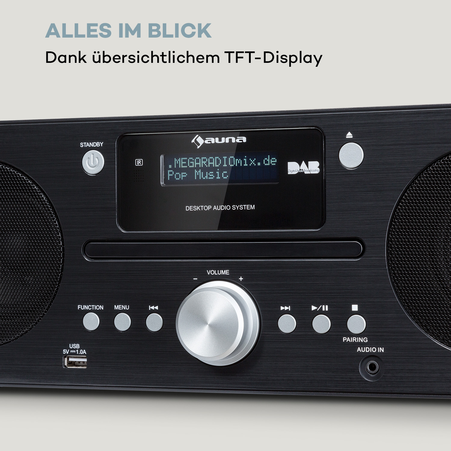 Nahaufnahme des Displays eines schwarzen Radios mit einem Radiosender. Tasten und Knöpfe sind sichtbar.