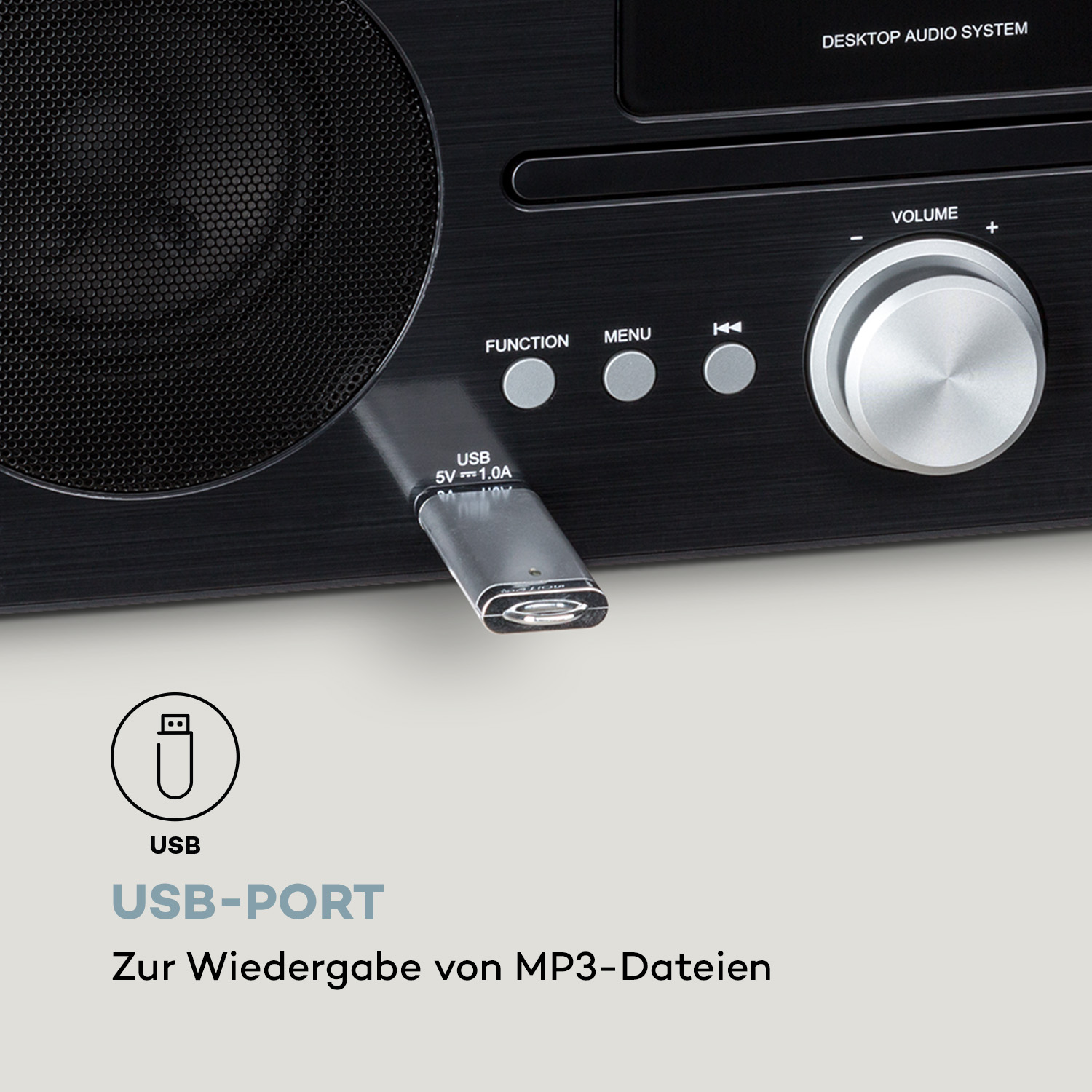 Nahaufnahme eines schwarzen Radios mit USB-Anschluss und eingestecktem USB-Stick. Text lautet „USB-Anschluss“.