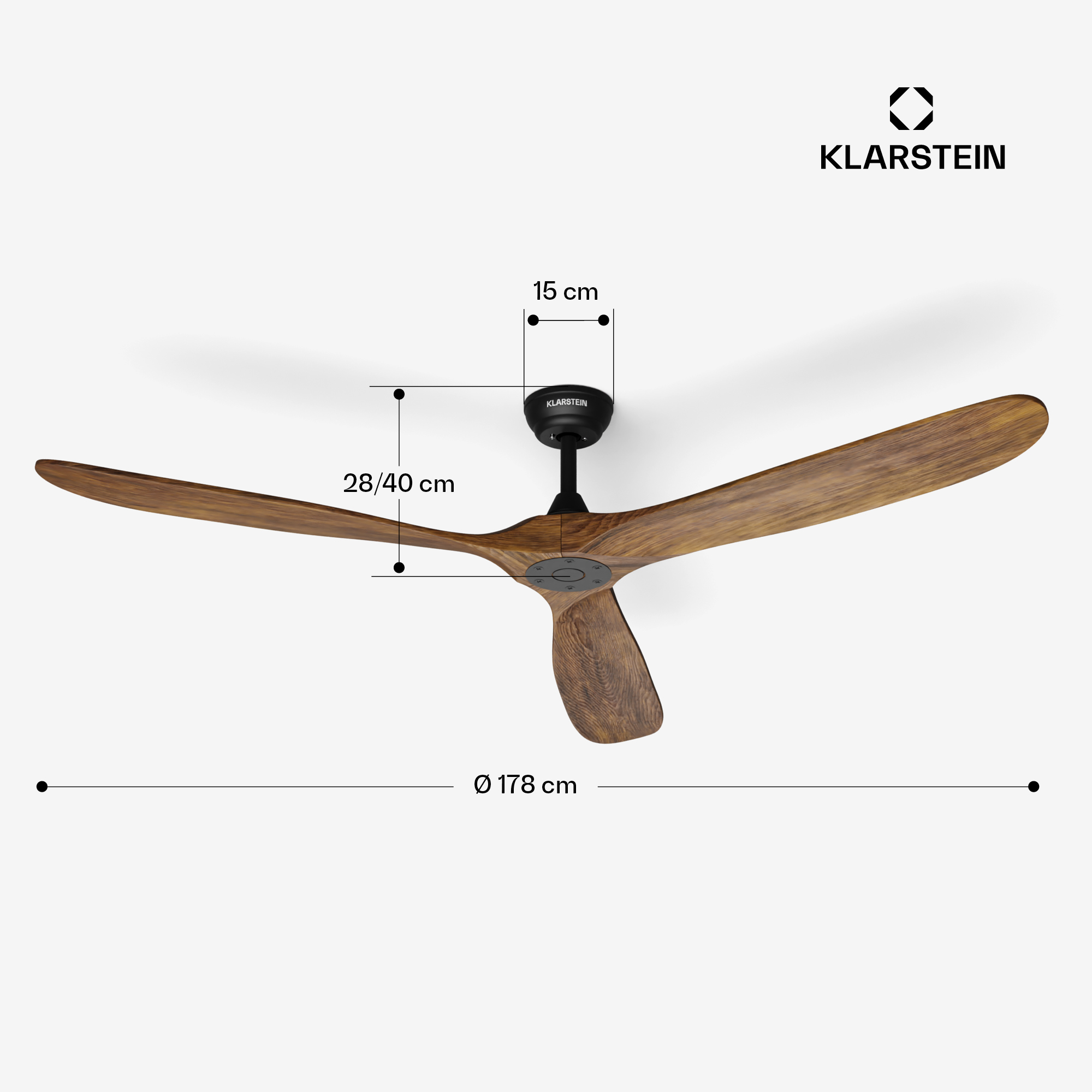 Un ventilatore da soffitto in legno a tre pale. Vengono visualizzate le dimensioni e il marchio, Klarstein. Il ventilatore è su sfondo bianco.