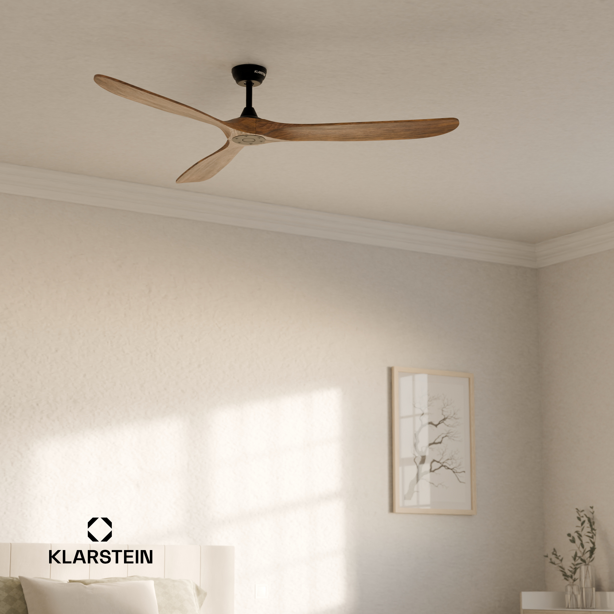Un ventilatore a soffitto con tre pale in legno, montato su un soffitto bianco. Un logo Klarstein è visibile.