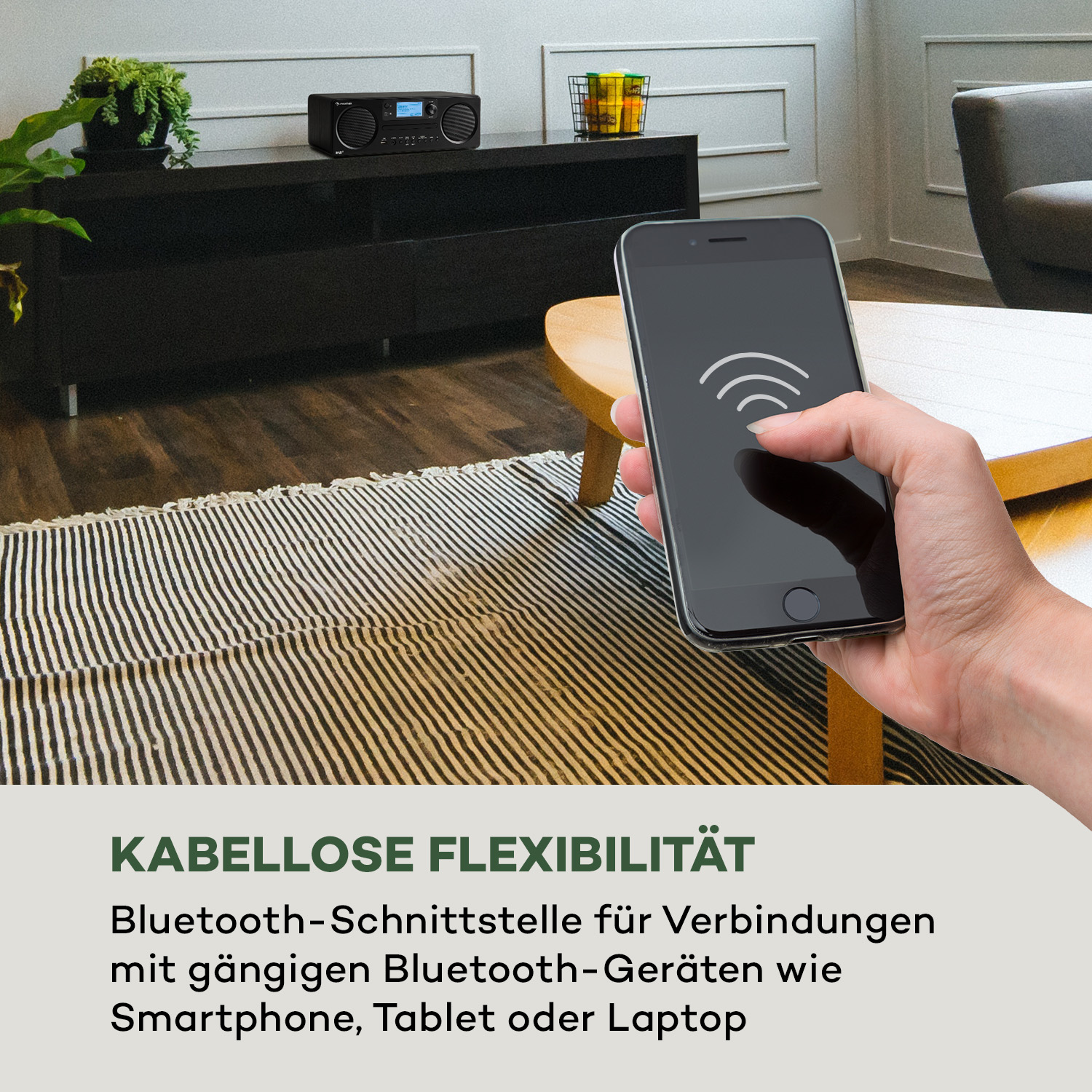 Ein Raum mit einem Radio und einer Person, die ein Telefon mit WLAN-Symbol hält. Ein Teppich und ein Tisch sind im Bild.