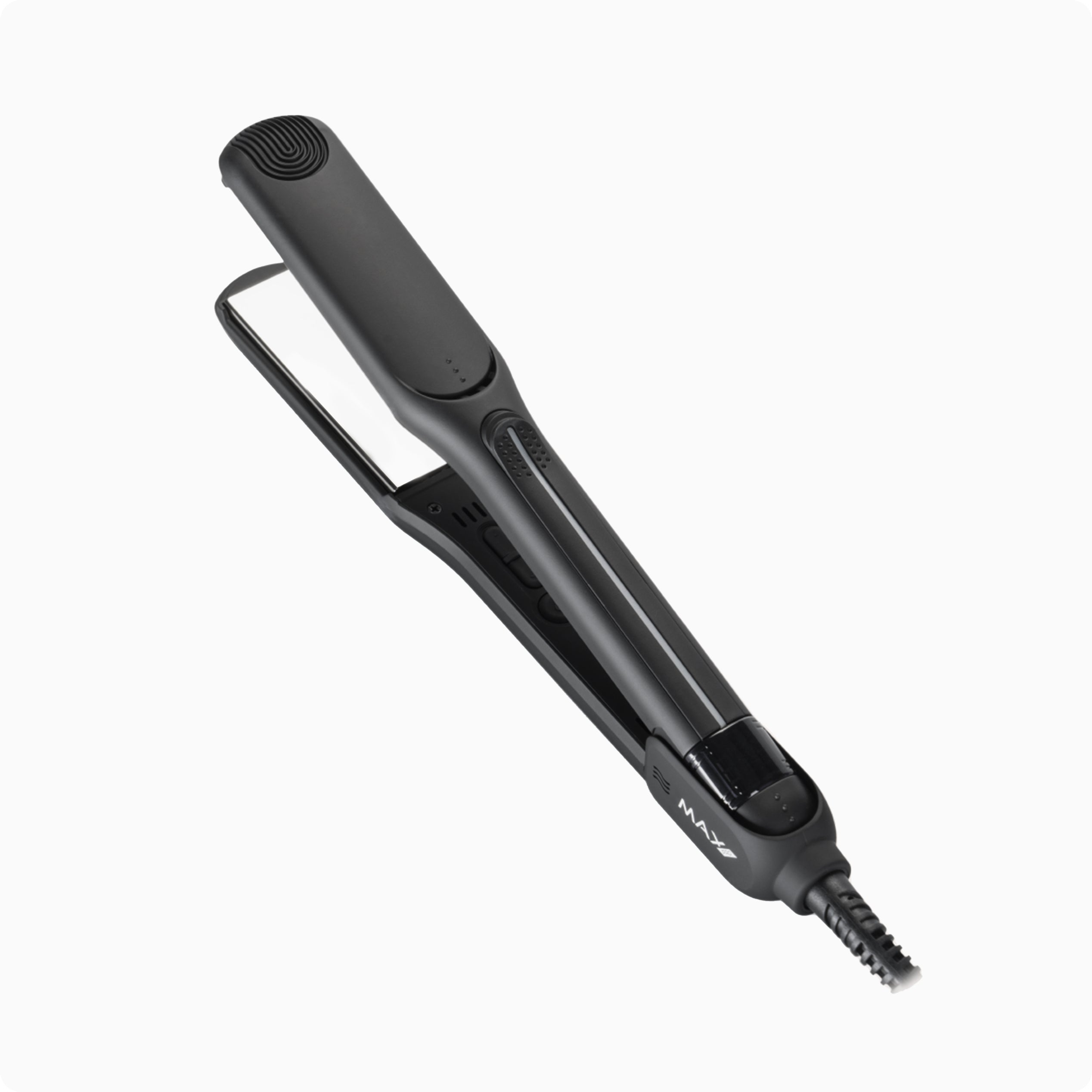 Schwarzer Haarglätter, geöffnet und angewinkelt. Er liegt auf einer weißen Oberfläche. Das Kabel und der Griff sind sichtbar.