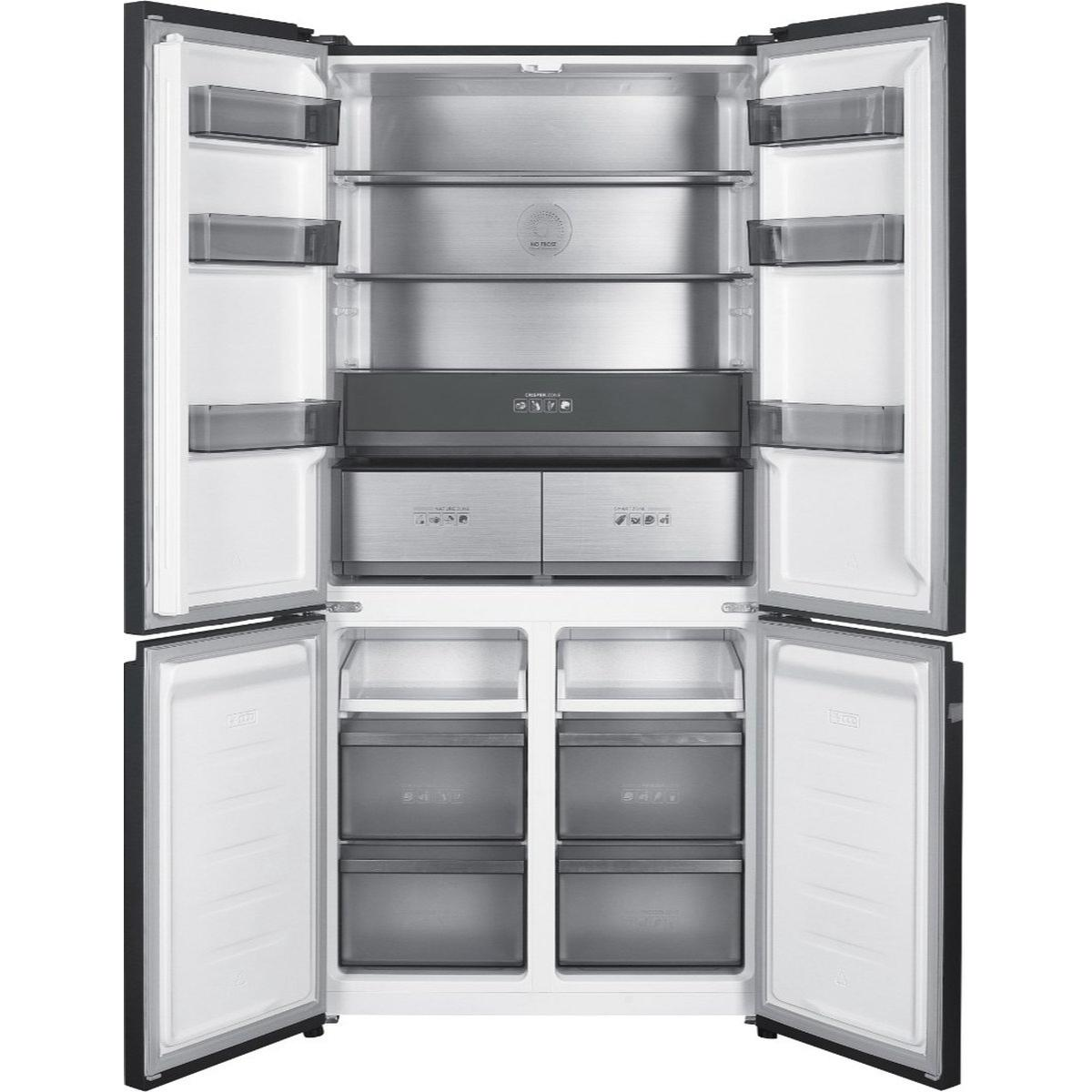 Otwarta lodówka z półkami, szufladami i przegrodami wewnętrznymi. Lodówka jest czarno-biała.