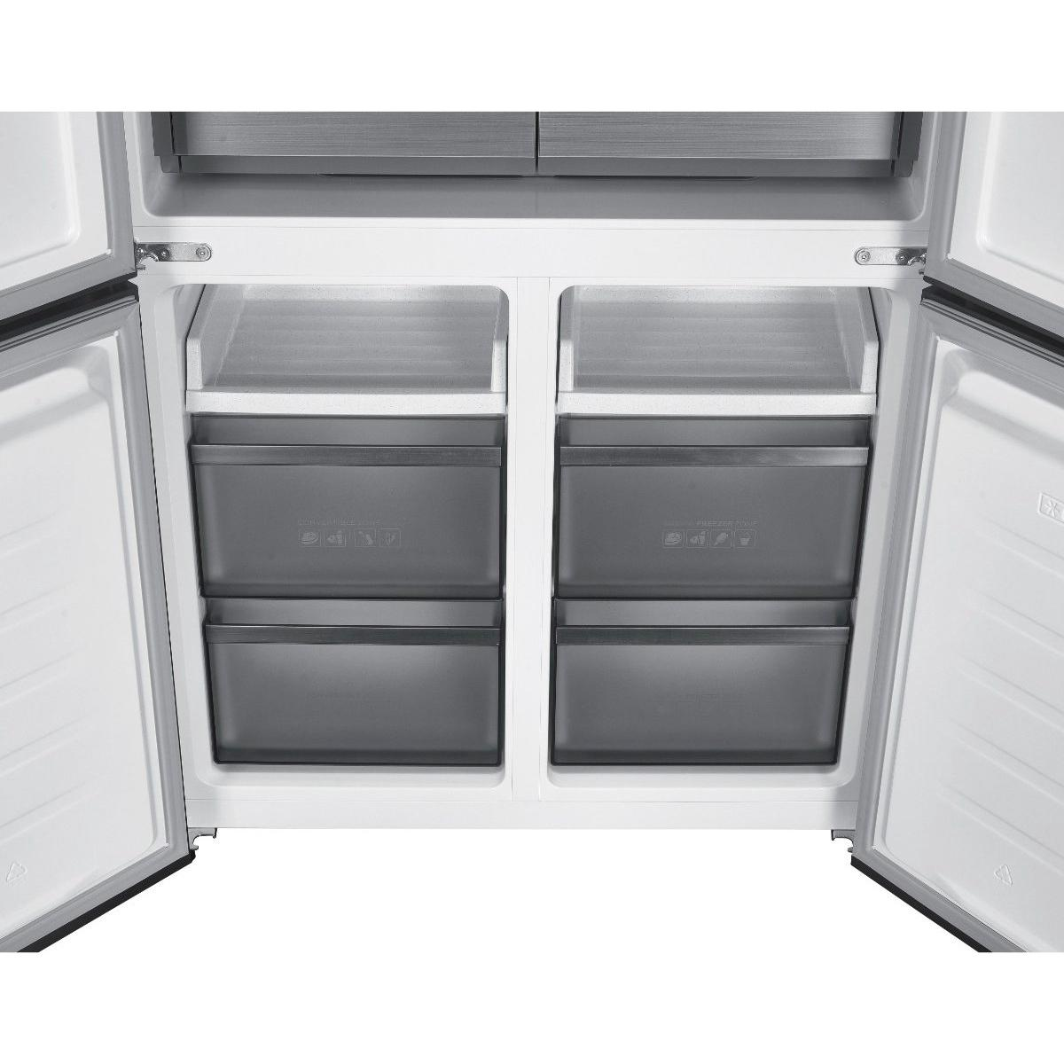 Zbliżenie otwartej zamrażarki. Zawiera szuflady i półki. Drzwi są otwarte, pokazując wnętrze komory zamrażarki.