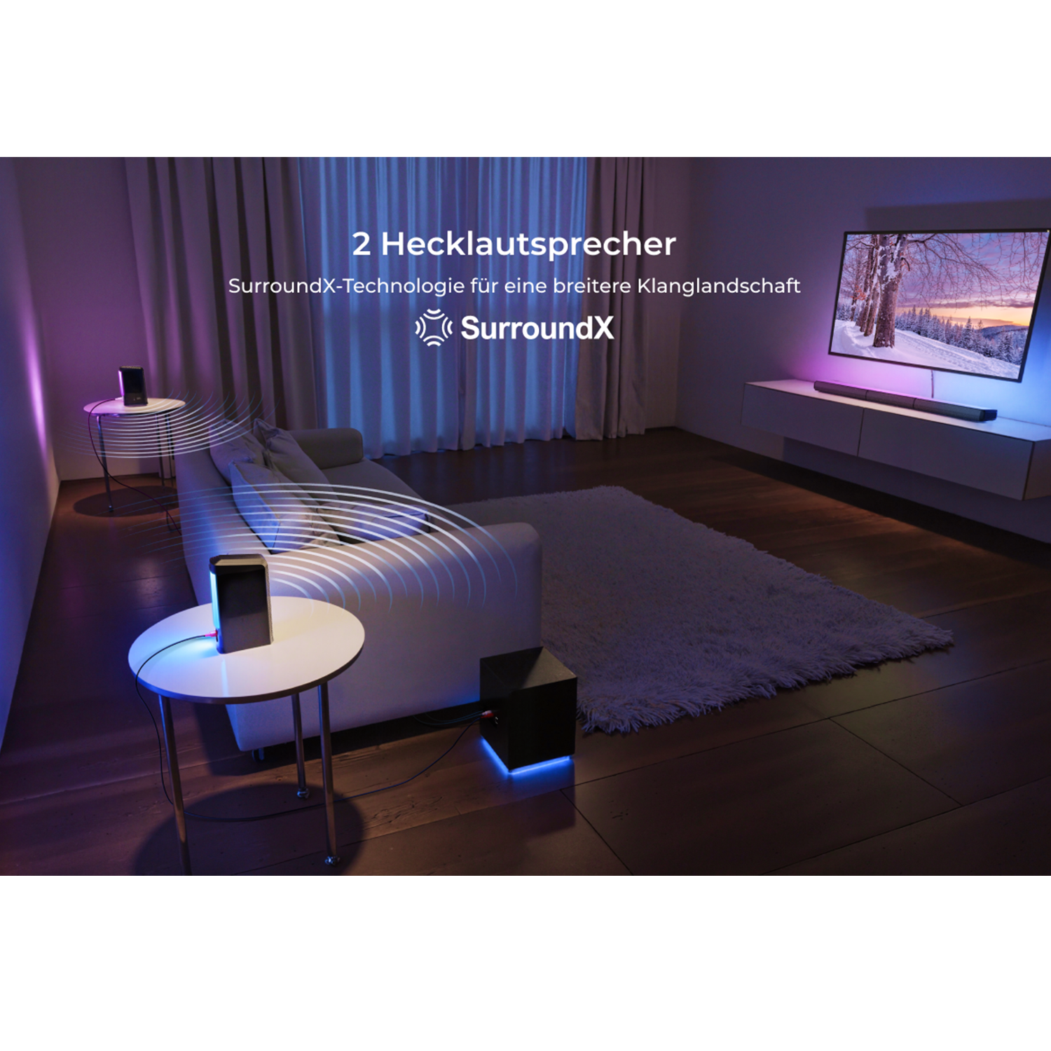 Wohnzimmer mit Fernseher und Soundsystem. Das Soundsystem befindet sich auf kleinen Beistelltischen.
