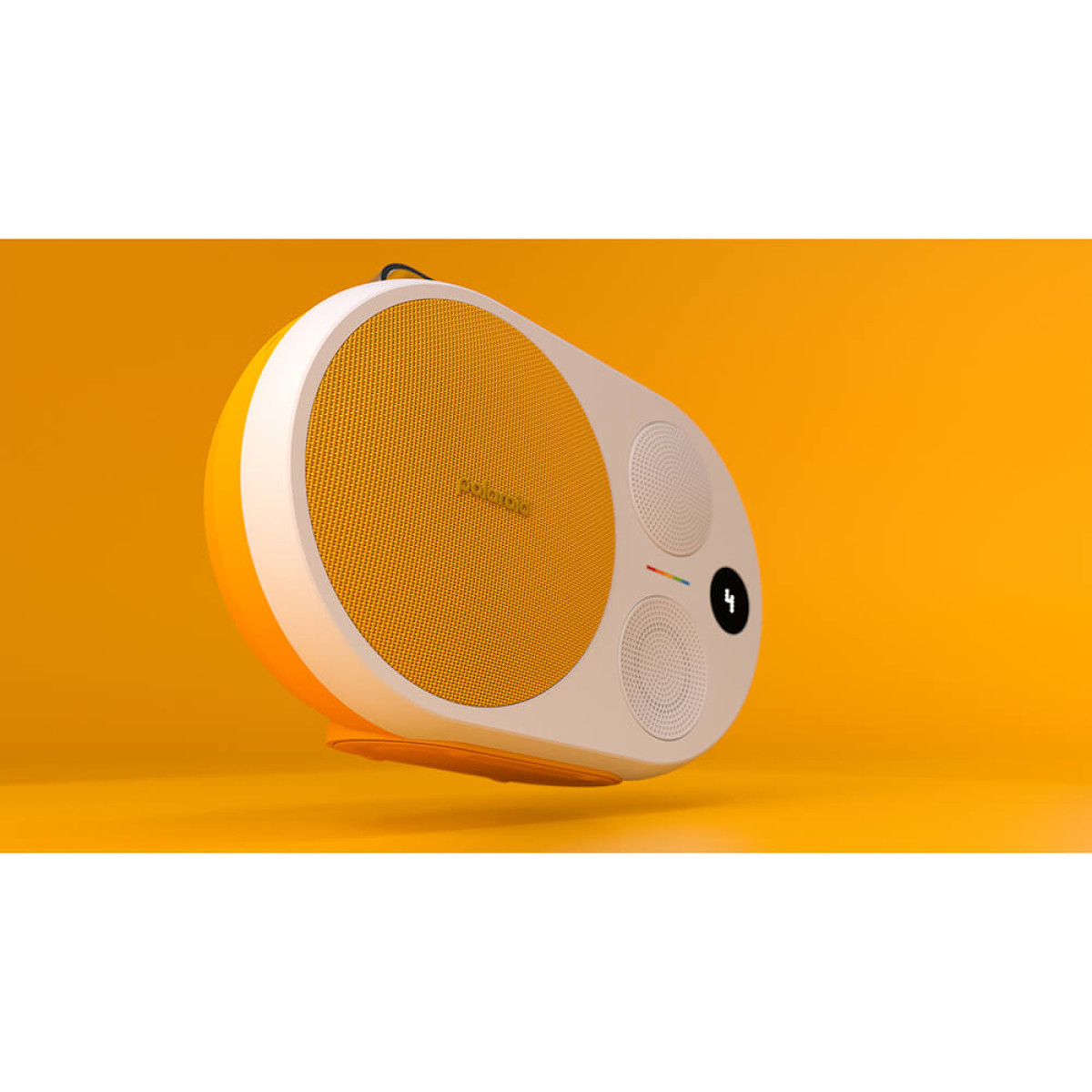 Żółte tło pokazuje białe radio z żółtymi osłonami głośników. Radio ma mały ekran.