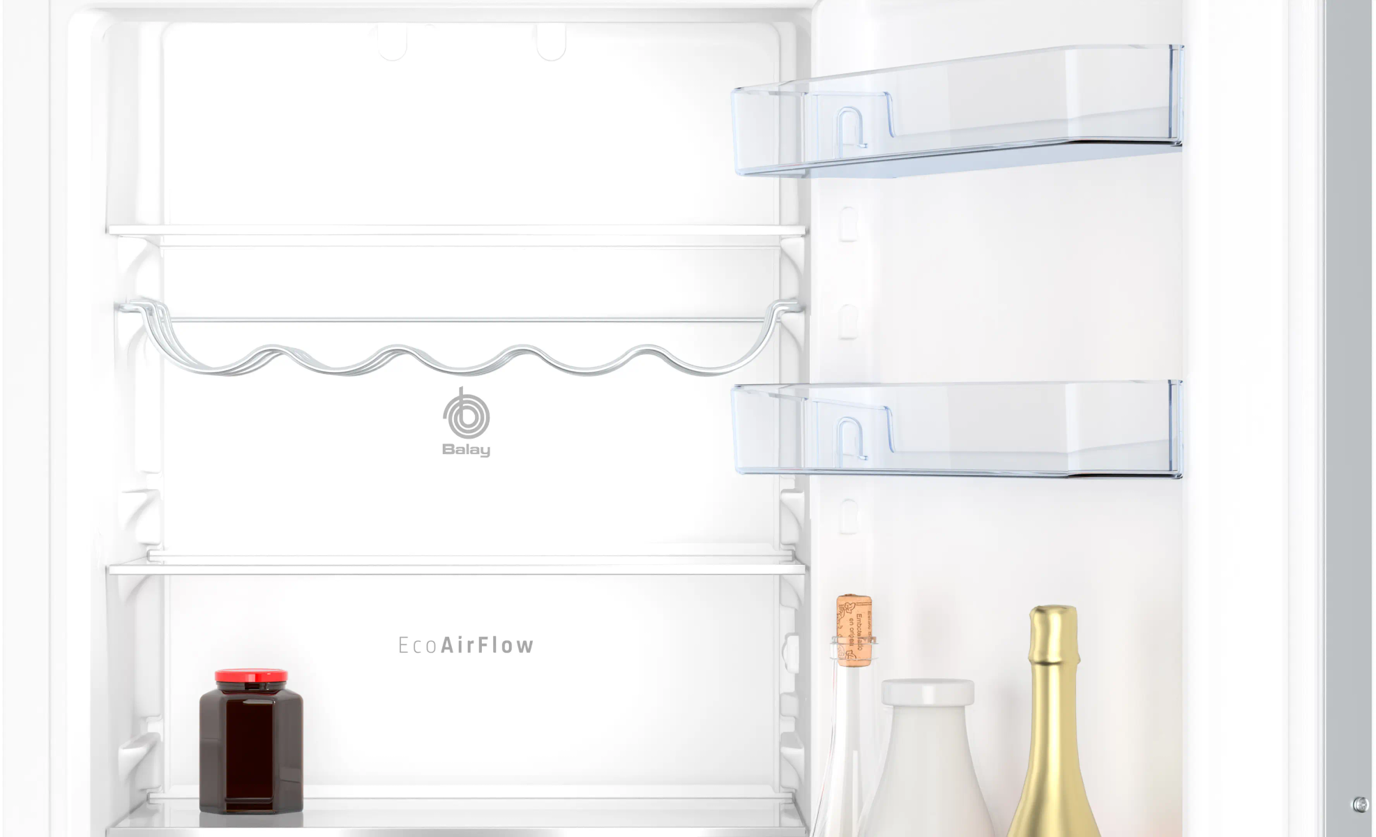 Interior de un frigorífico blanco con estantes, un botellero y un tarro de mermelada. Los estantes están vacíos.