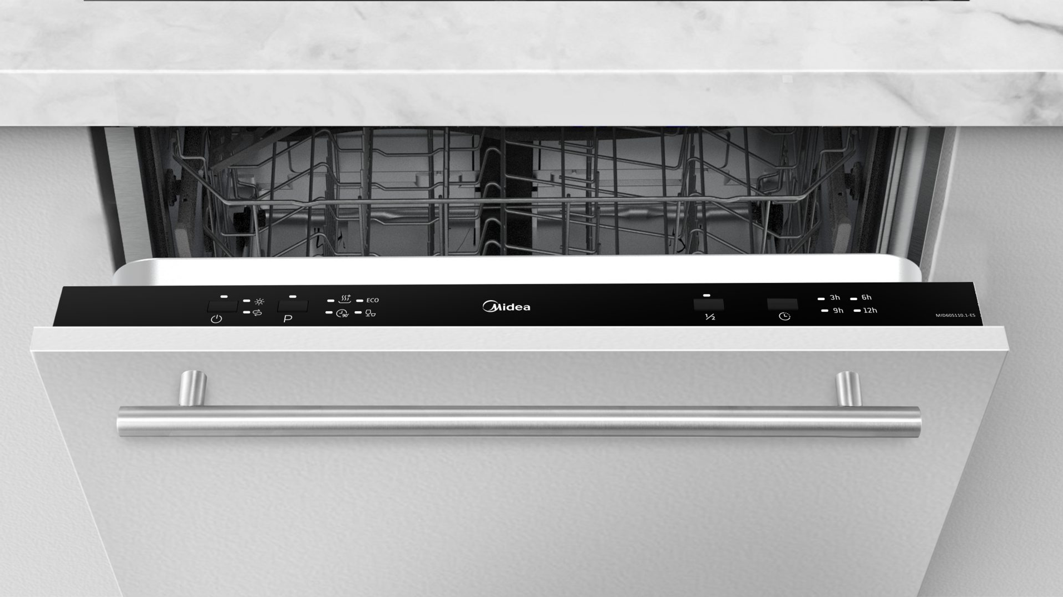 Un lavavajillas blanco con la puerta abierta, mostrando los estantes interiores y el panel de control. La marca es Midea.