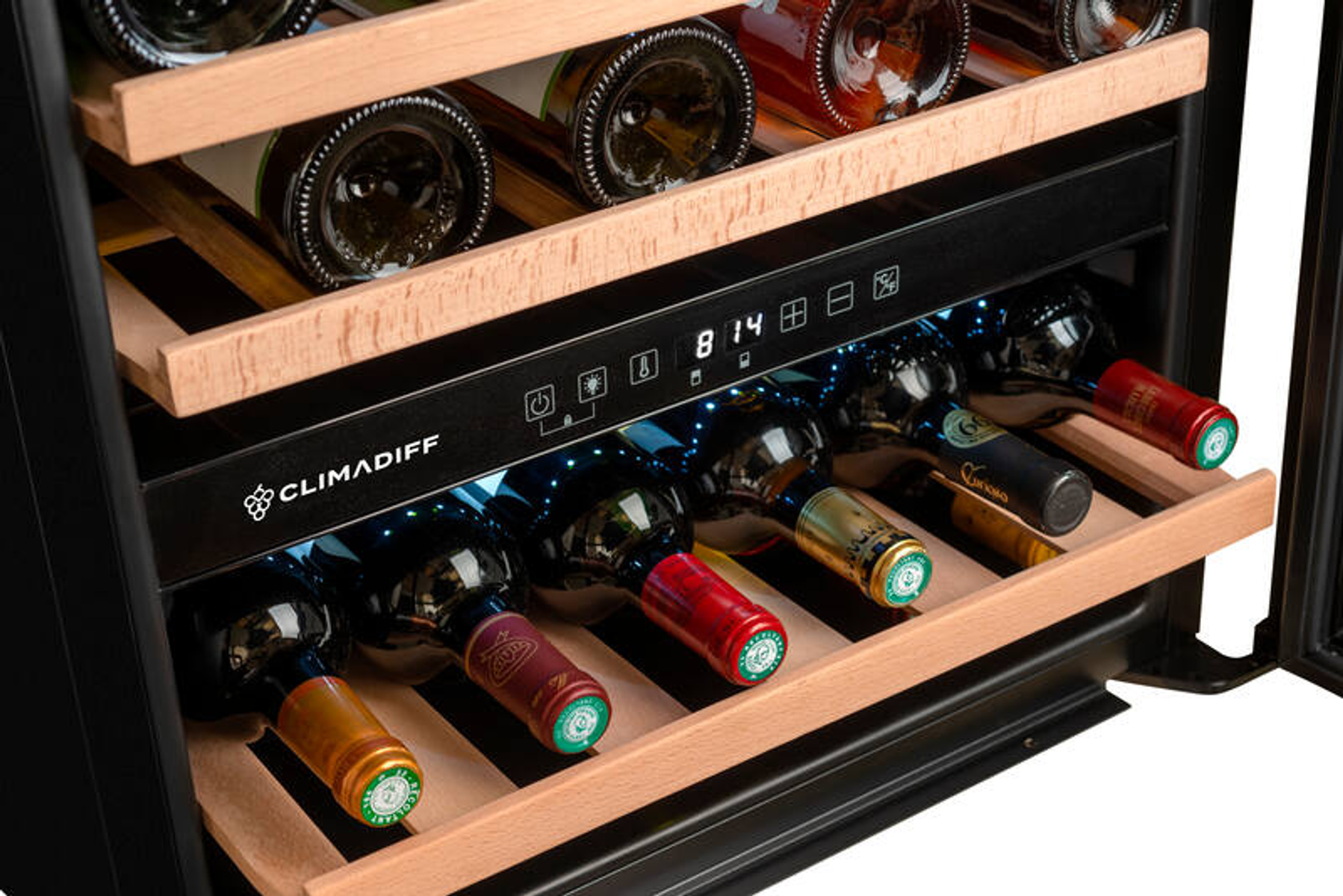 Cantinetta con bottiglie. Bottiglie su ripiani in legno, con display digitale.