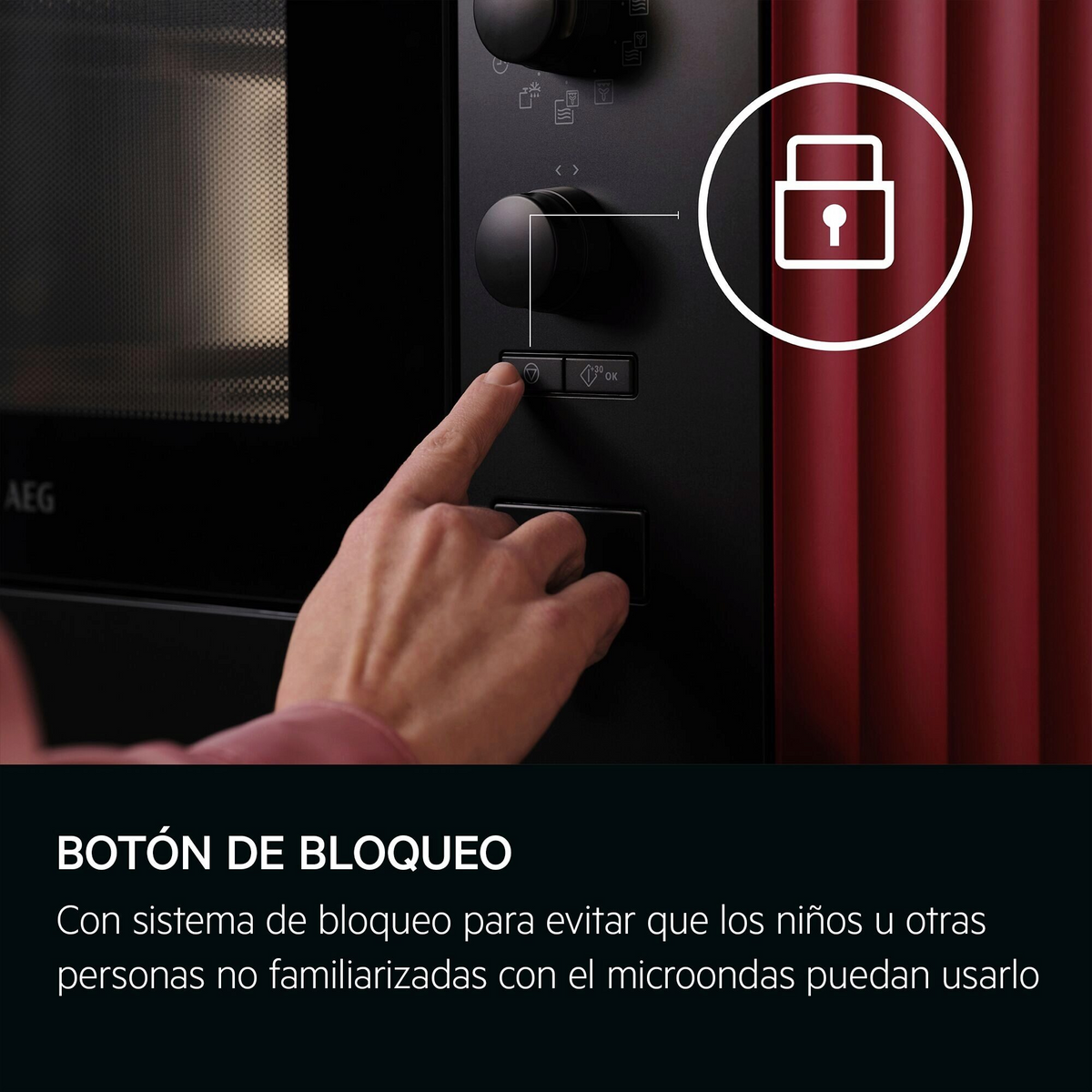 Zbliżenie panelu sterowania kuchenki mikrofalowej z ręką naciskającą przycisk blokady.