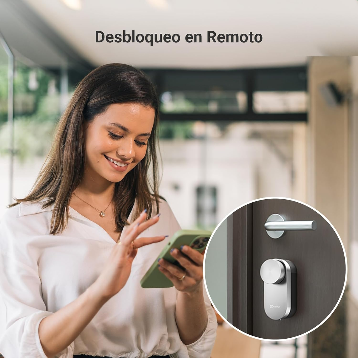 Femme utilisant un téléphone pour déverrouiller une porte avec une serrure intelligente. Texte 'Desbloqueo en Remoto'.
