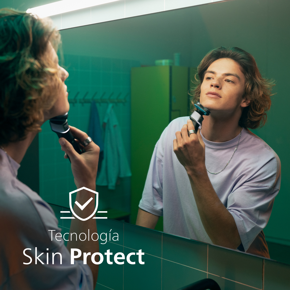 Man shaves in a mirror, with a shaver. Text 'Tecnología Skin Protect' and a logo are shown.