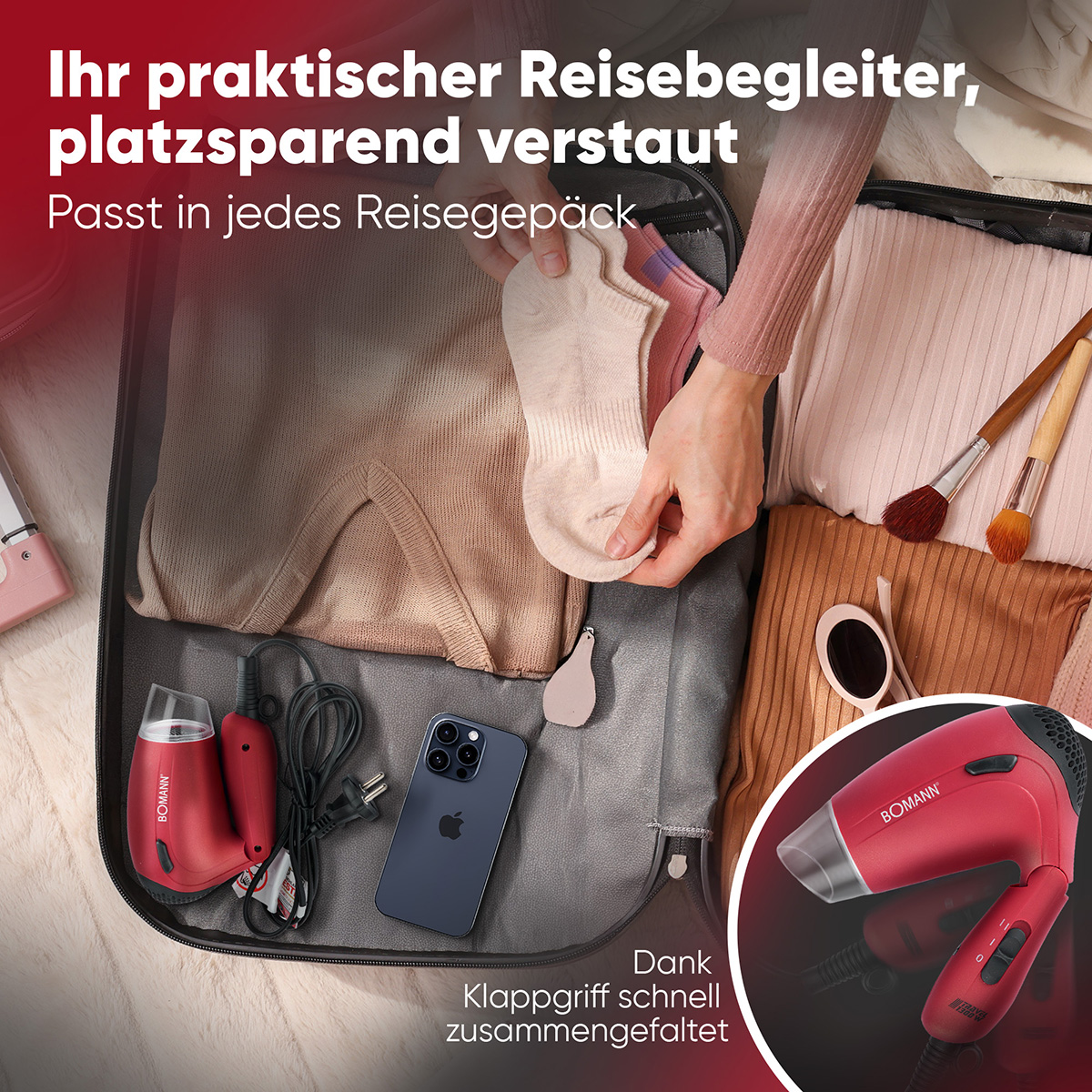 Otwarta walizka z ubraniami, skarpetkami, telefonem, suszarką do włosów i innymi przedmiotami w środku. Osoba trzyma nad nią skarpetki.