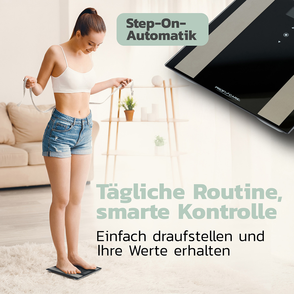 Kobieta wchodzi na wagę cyfrową trzymając miarkę, w białym topie i dżinsowych szortach, na puszystym dywanie.