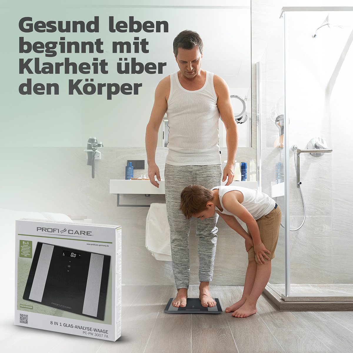 Mężczyzna i chłopiec stoją na wadze łazienkowej w łazience, z pudełkiem produktu na pierwszym planie.