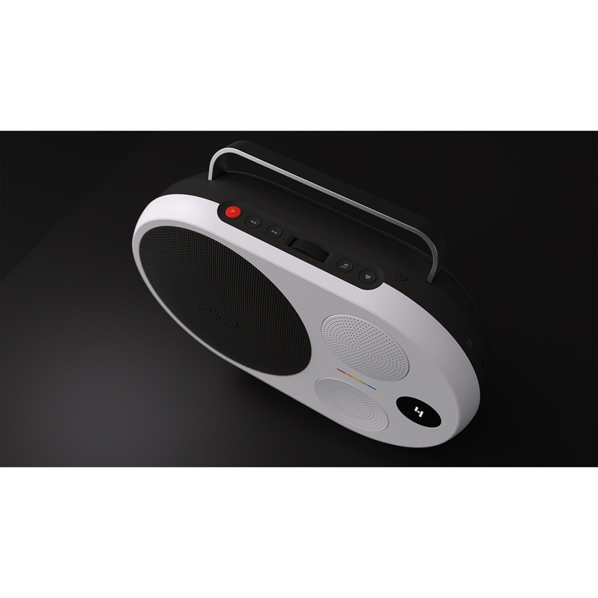 Biało-czarny odtwarzacz muzyki Polaroid z uchwytem. Zawiera głośniki, przyciski i wyświetlacz. Umieszczony na czarnej powierzchni.