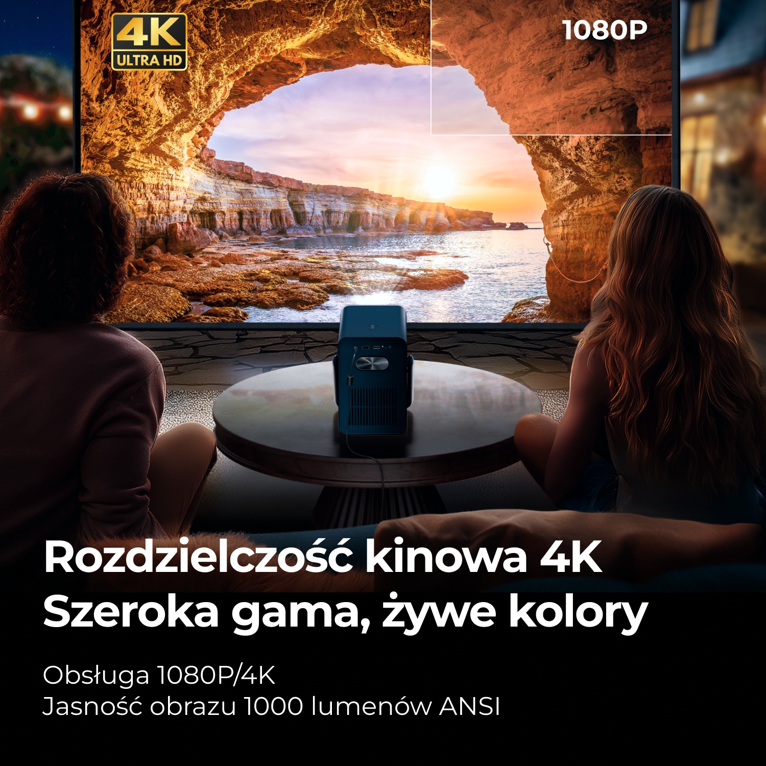 Dwie osoby oglądają wyświetlany film na dużym ekranie. Projektor stoi na stole.