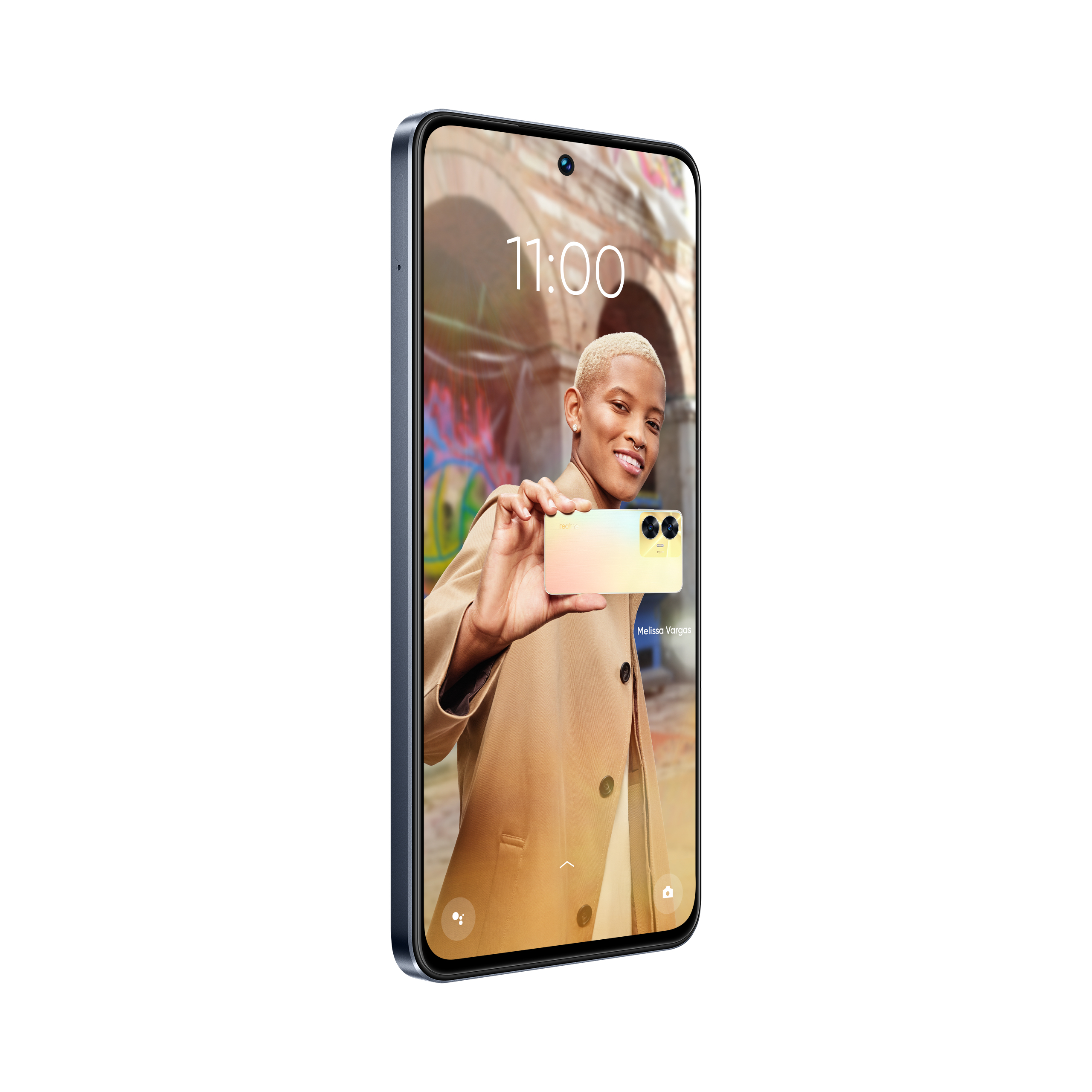 Kadın selfie çekiyor, ekranda saat, grafitili arka plan, telefon sağa doğru eğik.