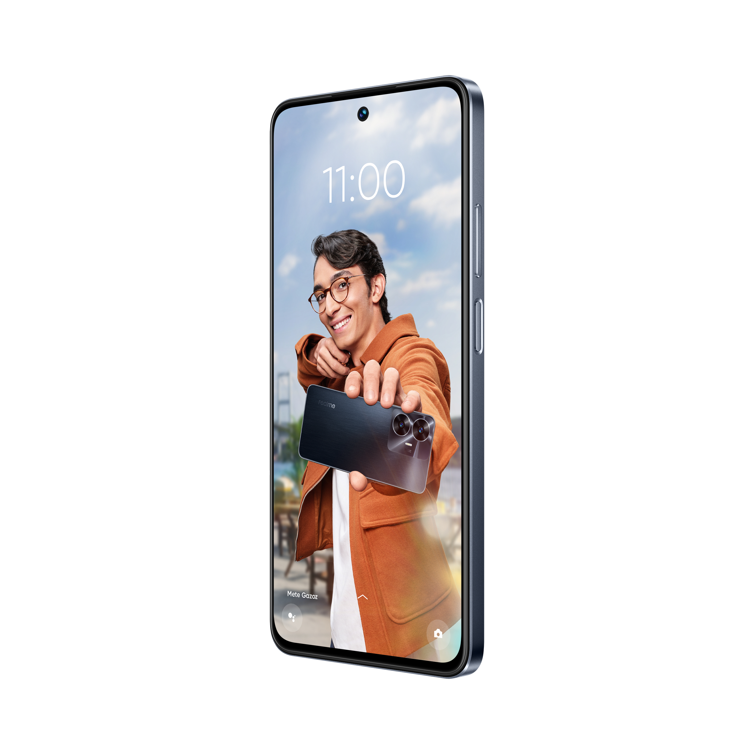 Gözlüklü adam telefon tutuyor, selfie pozu, gülümsüyor.