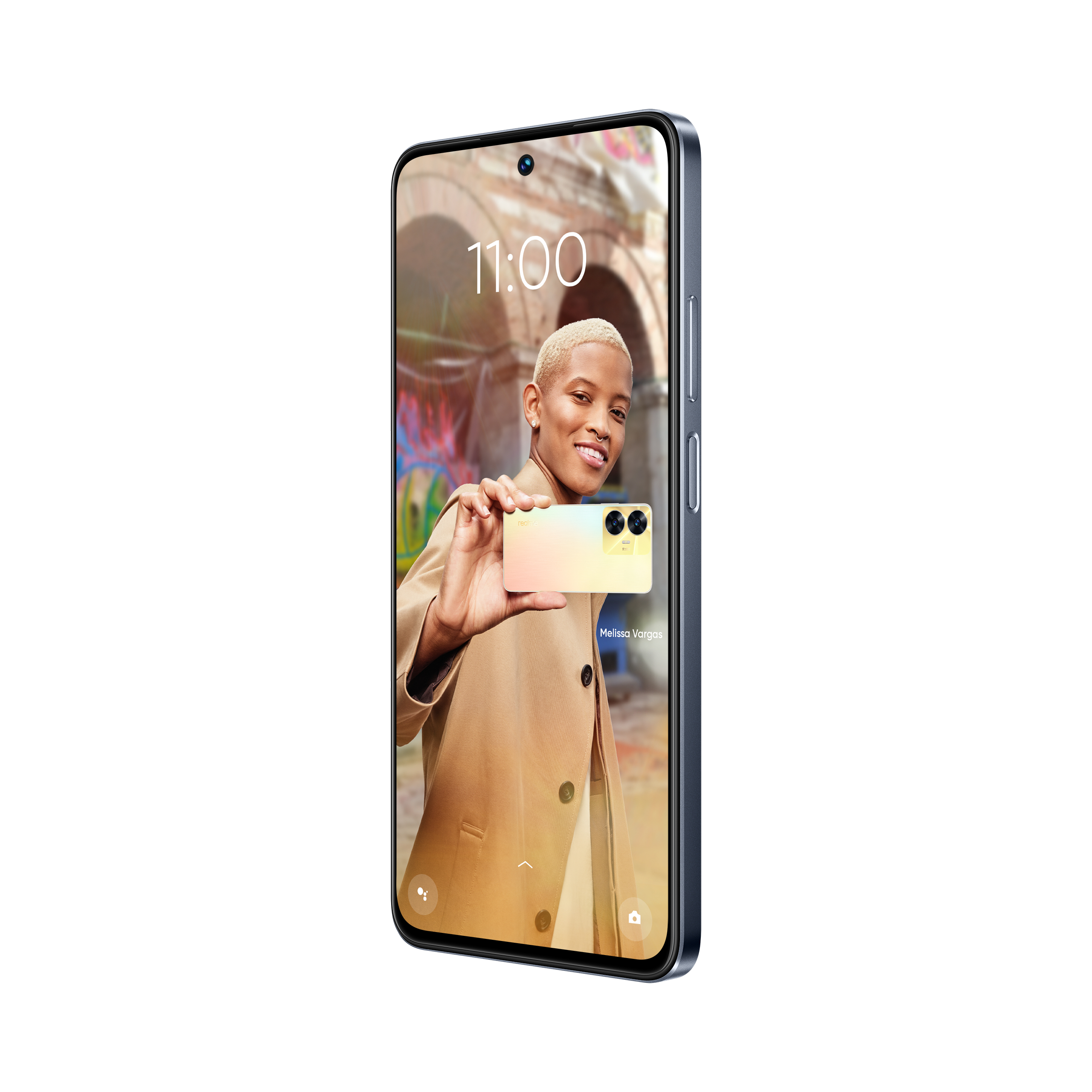 Kadın selfie çekiyor, ekranda saat, grafitili arka plan, telefon hafif eğik.
