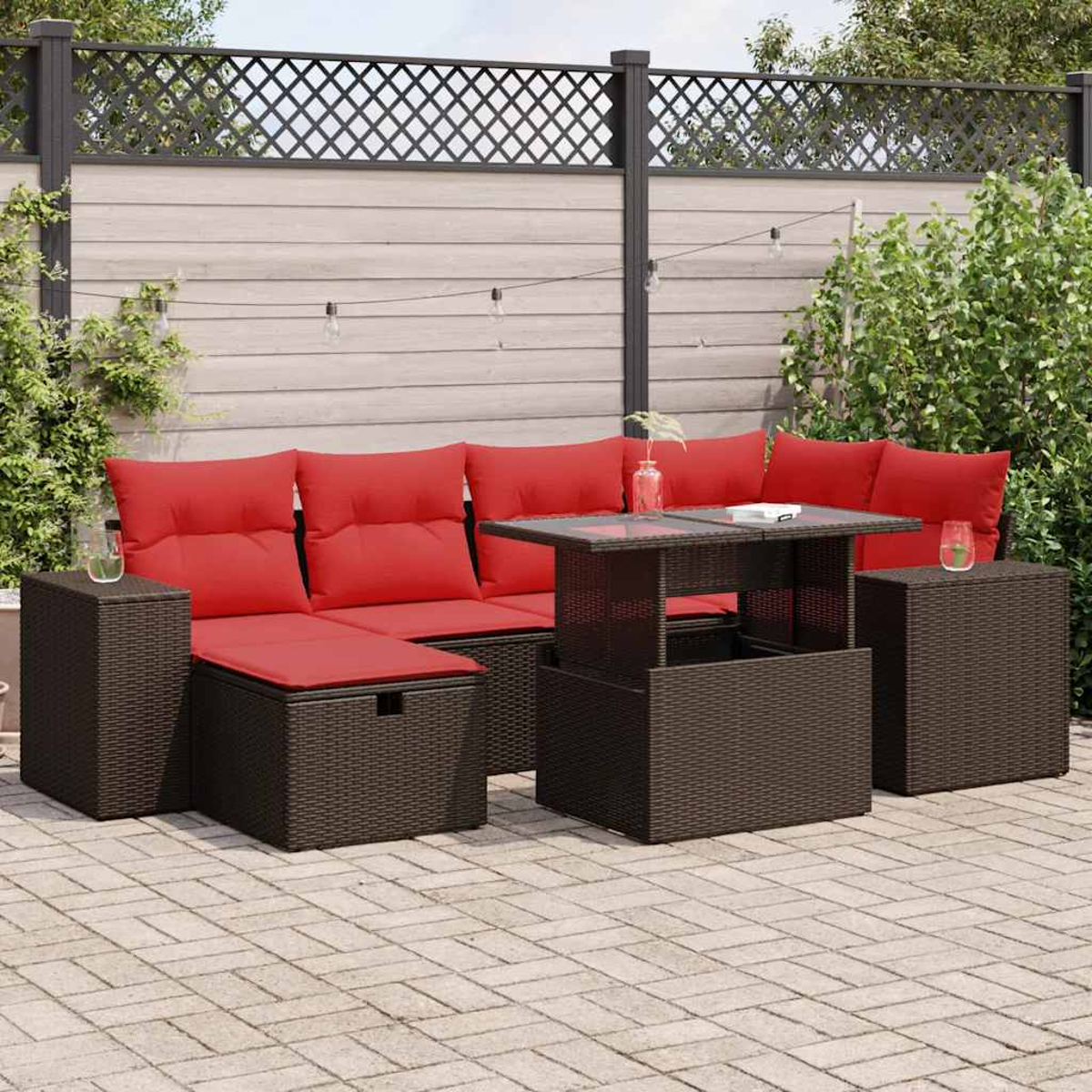 Gartenmöbel-Set mit roten Kissen in einer Gartenumgebung. Enthält einen Tisch und Beistelltische.