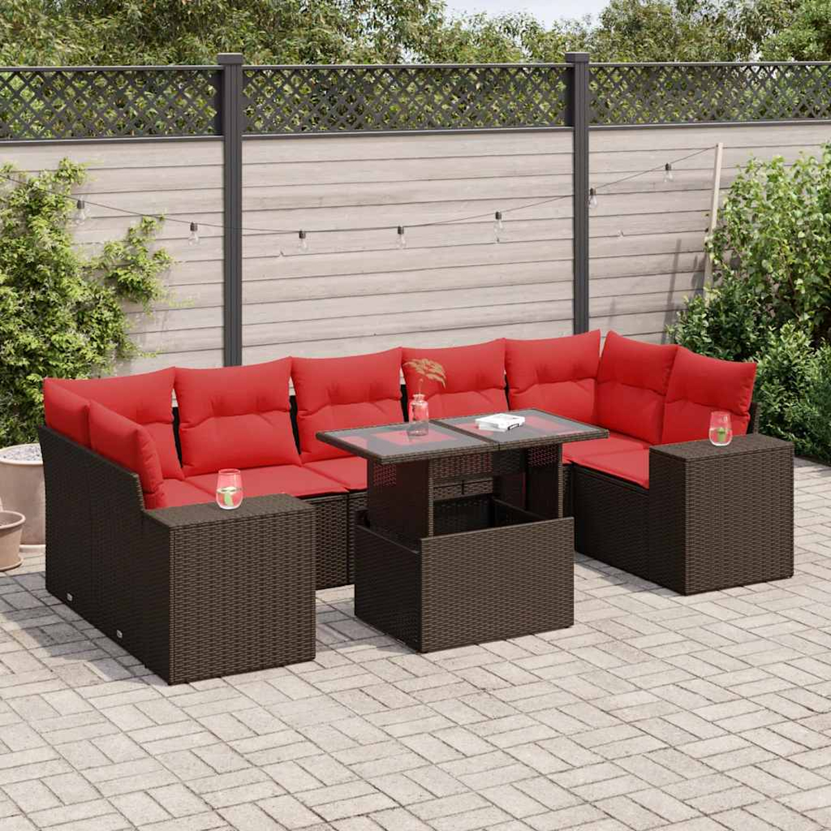 Ein Outdoor-Terrassenset mit roten Kissen und einem Tisch. Das Set enthält zwei Einzelsitze und ein Ecksofa.