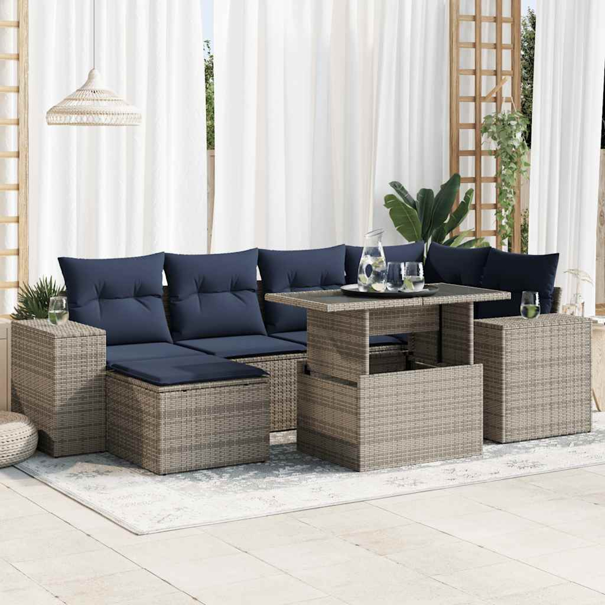 Ein Ecksofa-Set mit hochklappbarem Tisch auf einem Teppich. Blaue Kissen, Vorhänge.