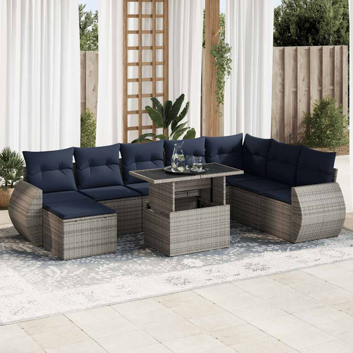 Ein Terrassen-Set mit Korbmöbeln, darunter ein Sofa, ein Tisch und Kissen.