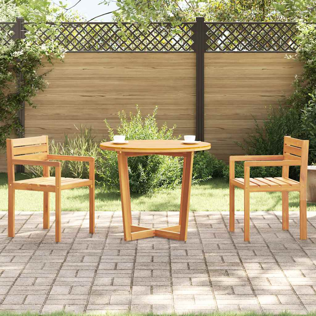 Holz-Terrassenset im Freien mit einem runden Tisch und Stühlen. Die Kulisse befindet sich auf einer Ziegelterrasse mit Pflanzen und einem Zaun.