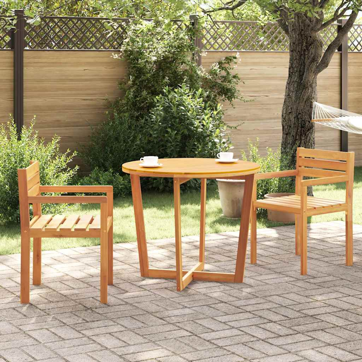 Holztisch und Stühle im Freien. Zwei Stühle stehen einem runden Tisch mit zwei Tassen gegenüber.