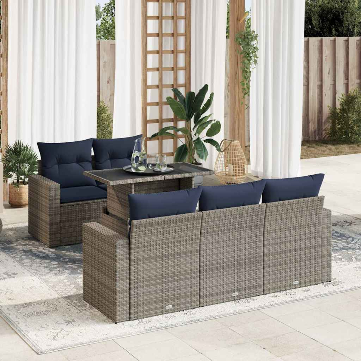 Ein Outdoor-Terrassenset mit Sofa, Stuhl und Tisch mit blauen Kissen. Die Umgebung ist elegant.