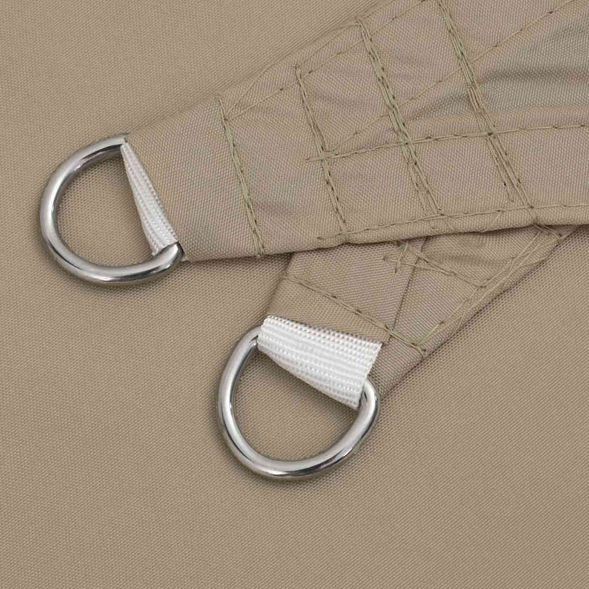 Primo piano di due tende parasole triangolari beige con anelli metallici per il fissaggio.