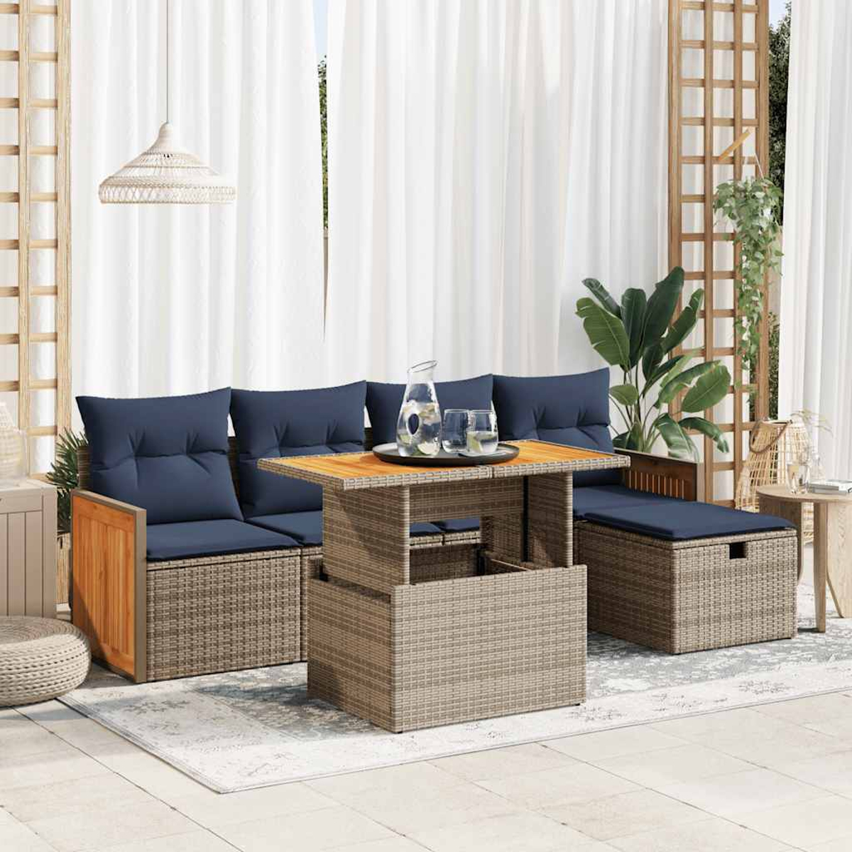 Juego de muebles de patio con sofá, mesa y otomana. Cojines azules y esquema de color neutro.