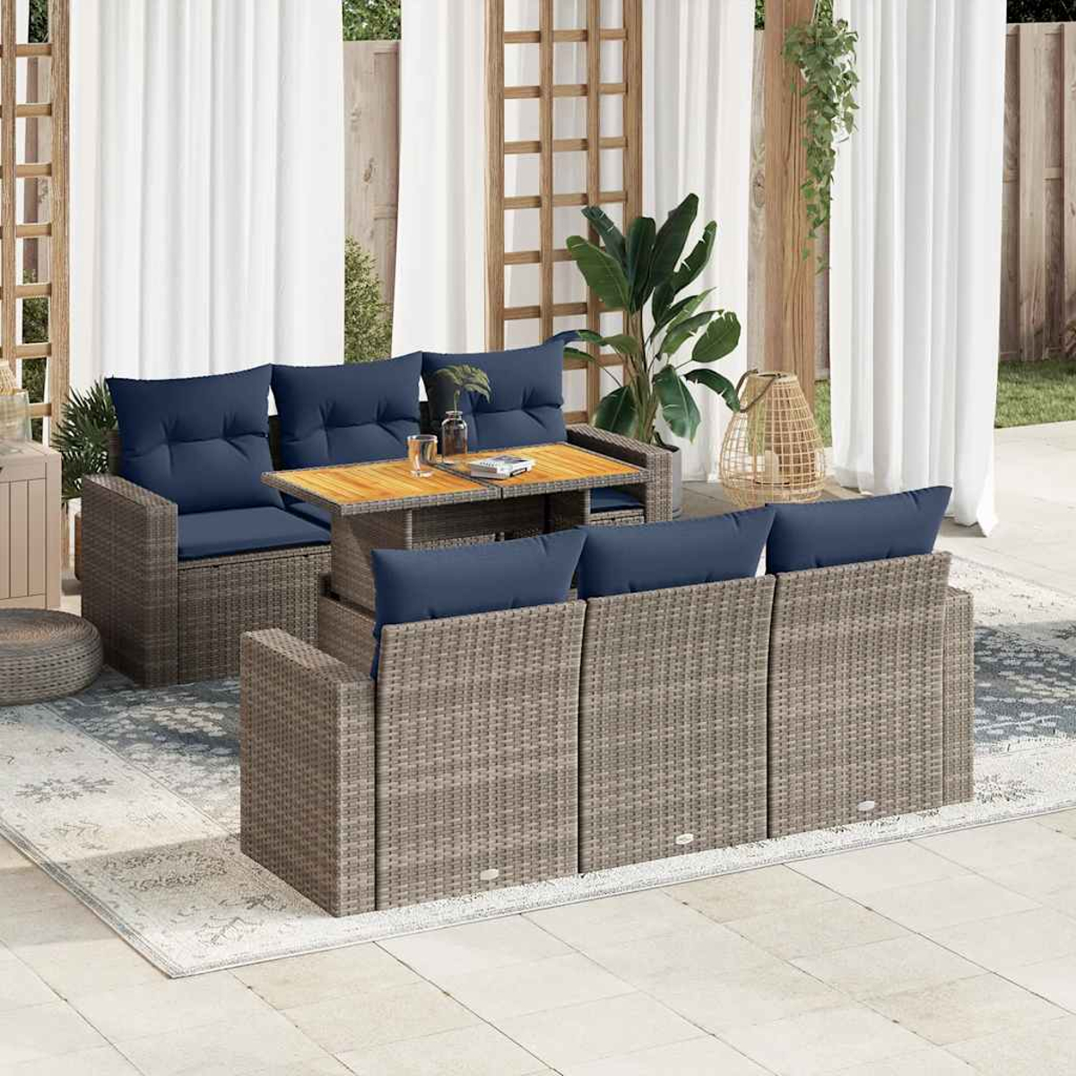 Gartenmöbel-Set mit Sofa, Tisch und Ottomane. Blaue Kissen und neutrales Farbschema.
