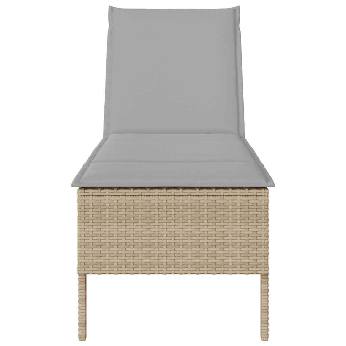 Eine beige Chaiselongue aus Korbgeflecht mit einem grauen Kissen. Sie hat eine hohe Rückenlehne.