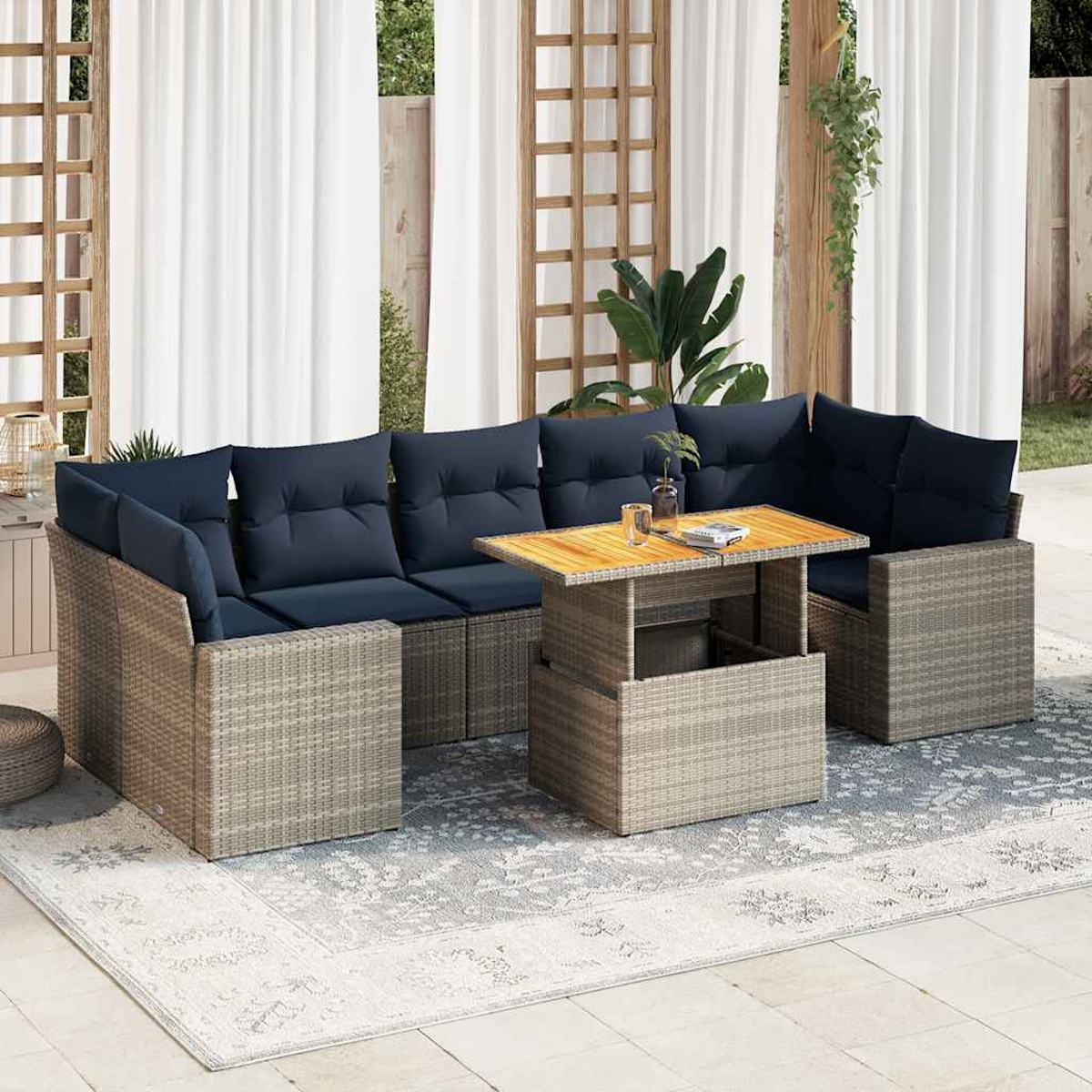 Ein Ecksofa mit blauen Kissen und einem Tisch. Die Szene befindet sich auf einem gemusterten Teppich.