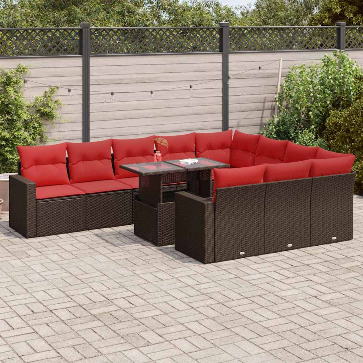 Eine Terrasse im Freien mit einem braunen Ecksofa, roten Kissen und einem Tisch mit Hubfunktion.