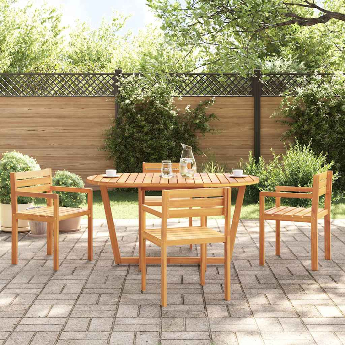 Ein Esszimmer-Set im Freien mit einem runden Holztisch, vier Stühlen und einem Krug. Die Szene ist in einem Garten.
